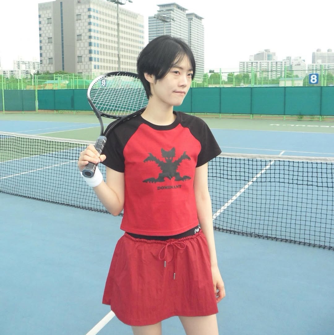 Dominant Bat Raglan Crop T-Shirt Red 착용 스타일 - 4
