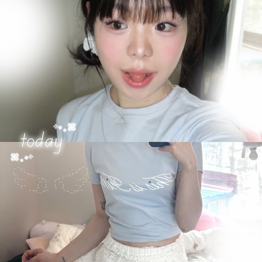 THIS IS FINE Cropped Signature Tee Sky 착용 스타일 - 1