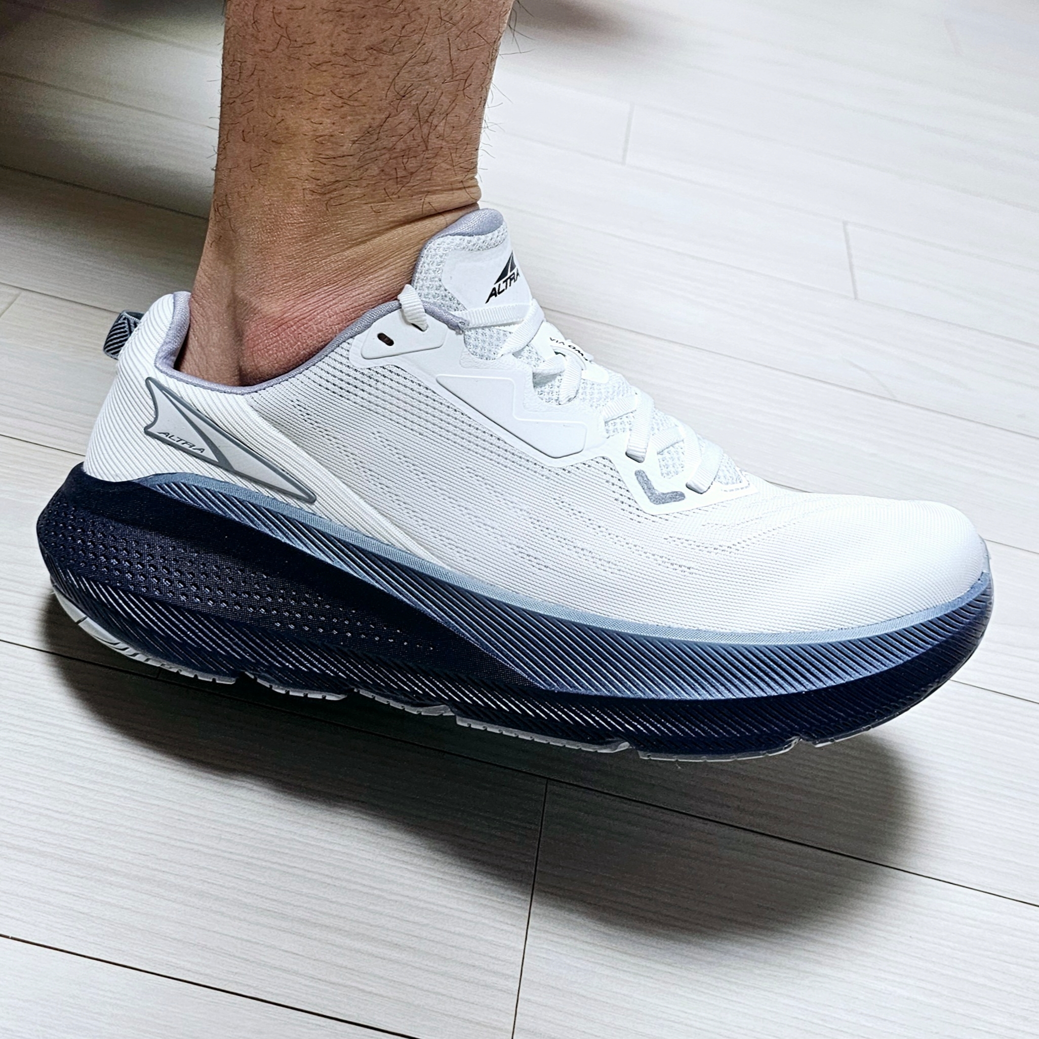 Altra FWD Via White Navy 착용 스타일