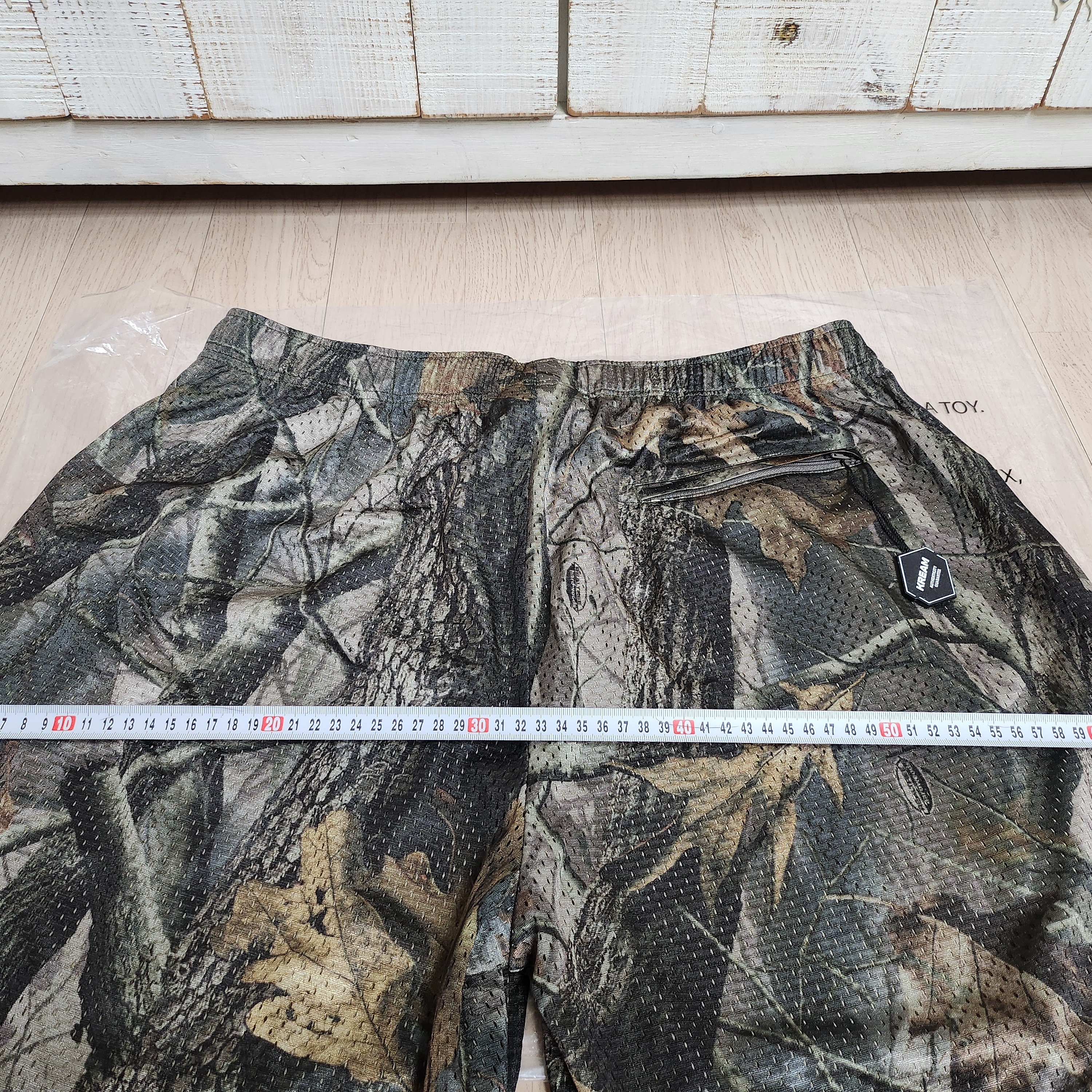 Supreme Small Box Baggy Mesh Shorts Realtree Hardwoods Camo - 25SS 착용 스타일 - 6