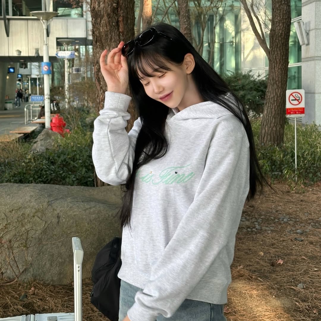 THIS IS FINE Standard Signature Hoodie Gray+TIF Blue 착용 스타일 - 2