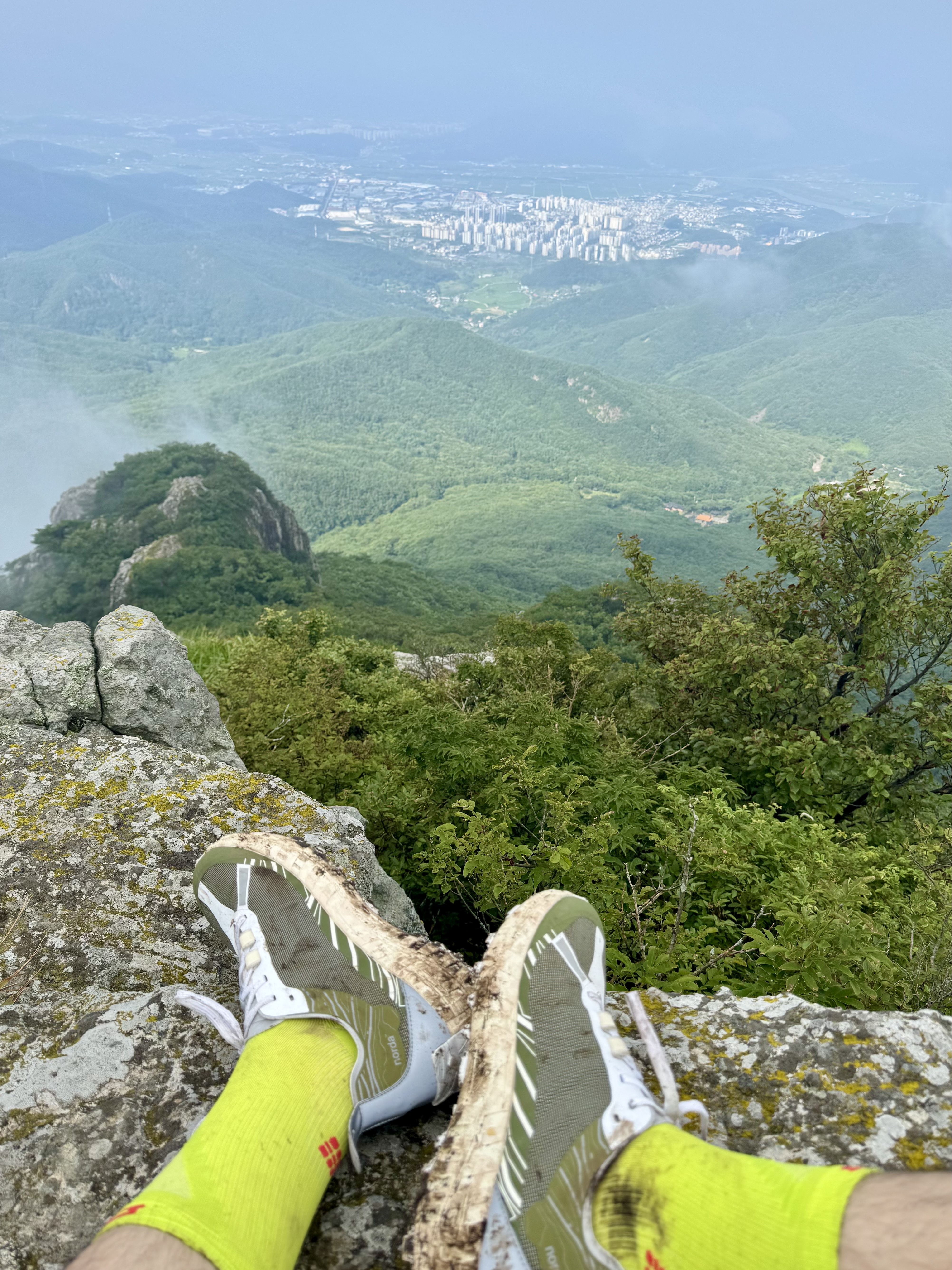 Norda 001 Glitch, CEP Pro Run Ultralight Socks Mid Cut Lime Men 착용 스타일 - 1