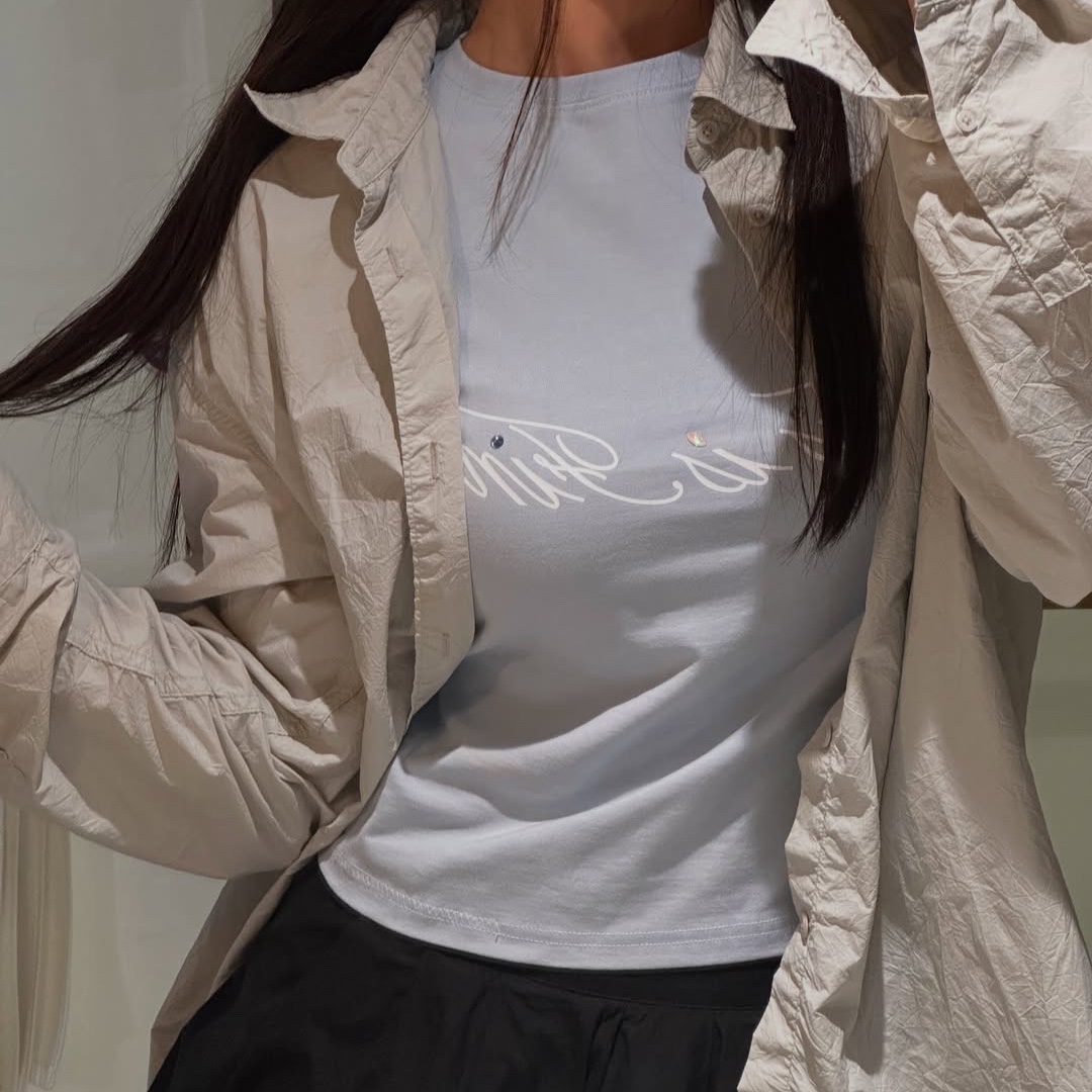 THIS IS FINE Cropped Signature Tee Sky 착용 스타일 - 2