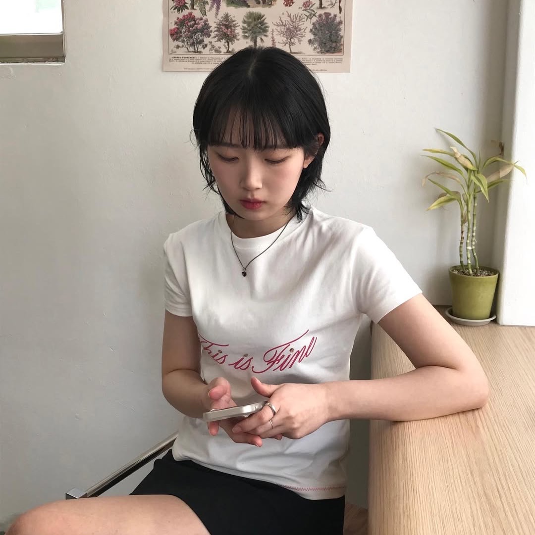 THIS IS FINE Cropped Signature Tee White 착용 스타일 - 1