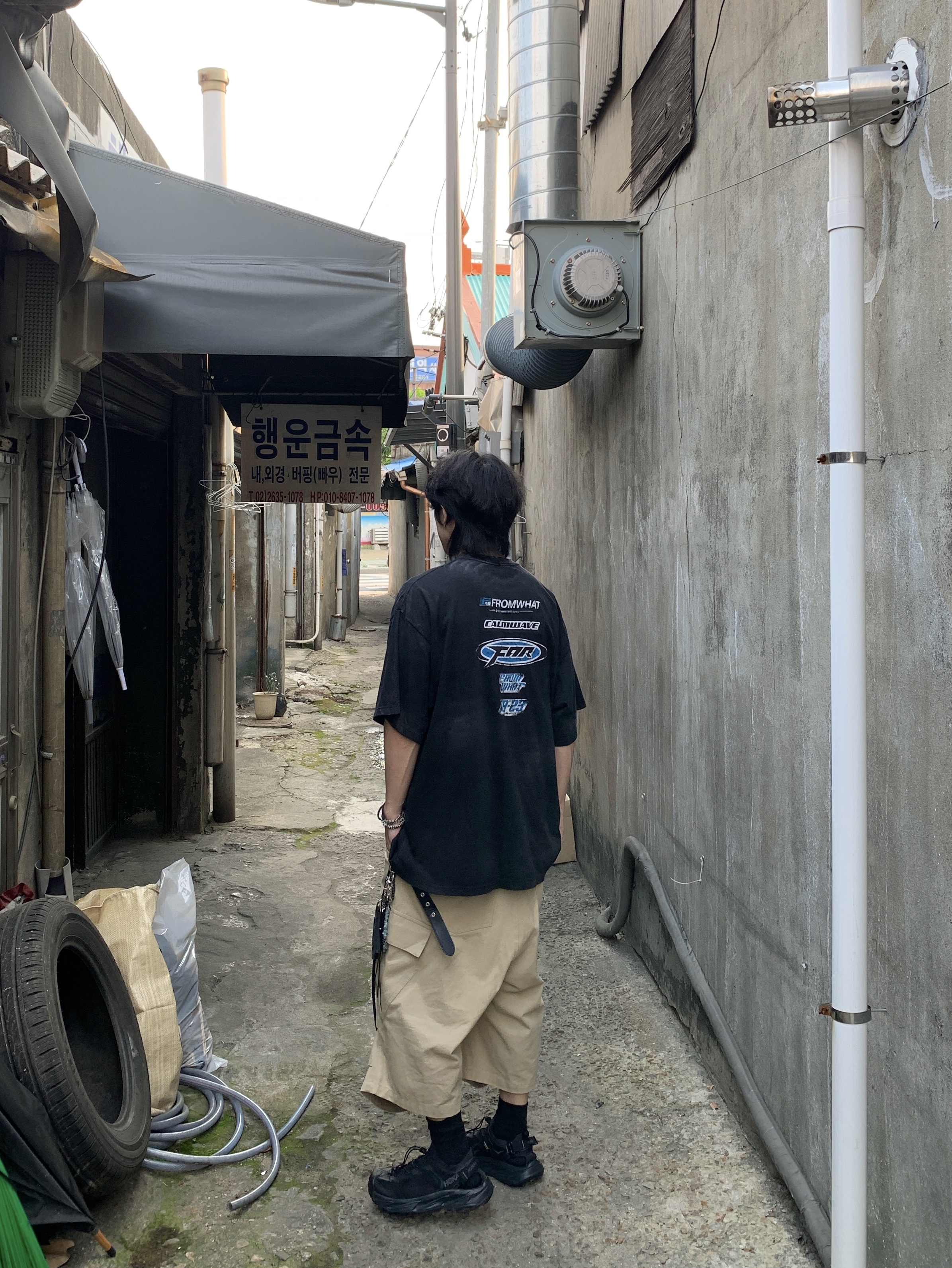 [더블적립]Farfromwhat Far Washed Logo T-Shirts Black 착용 스타일 - 3