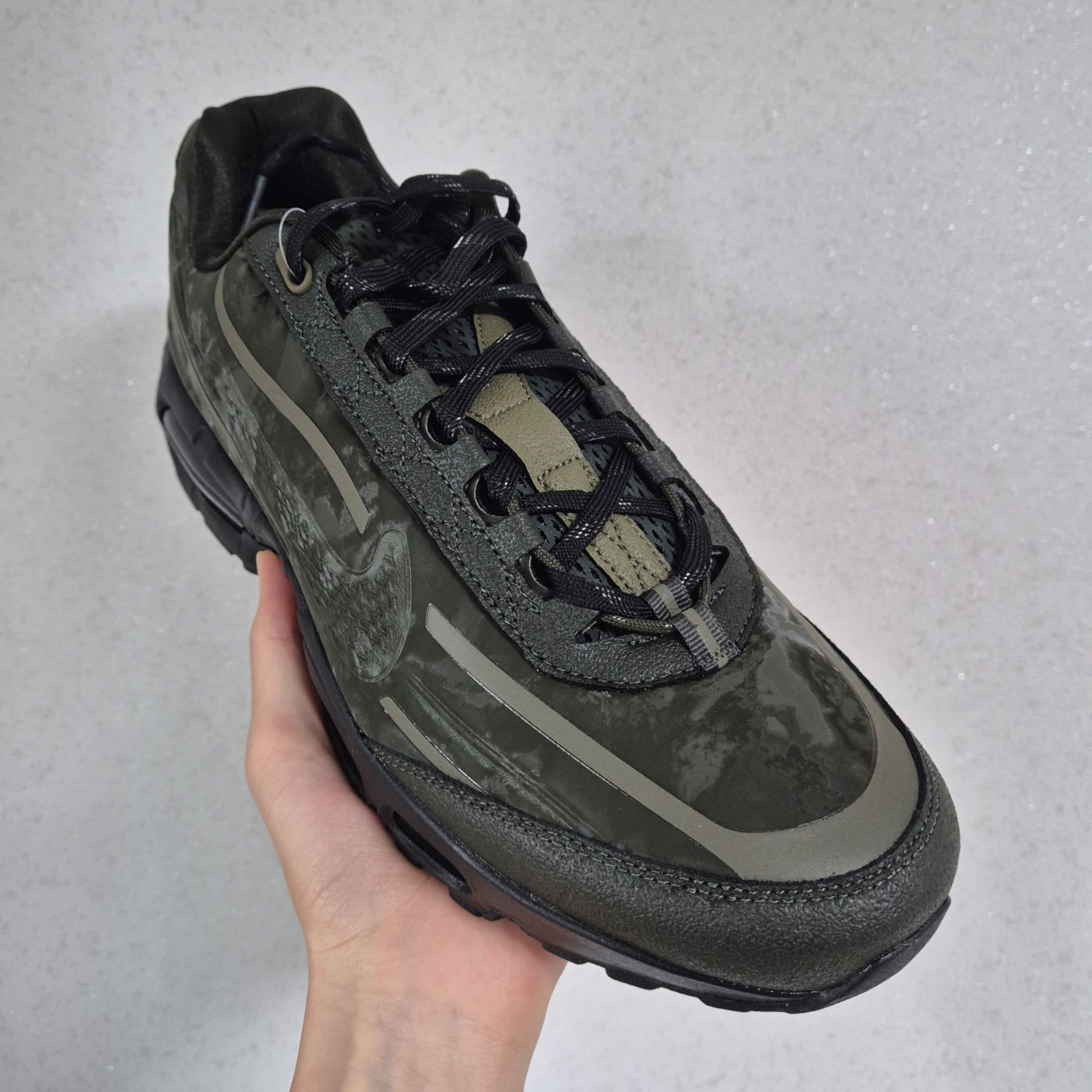 Nike x Worksout Air Max 95 Medium Olive and Sequoia 착용 스타일 - 1
