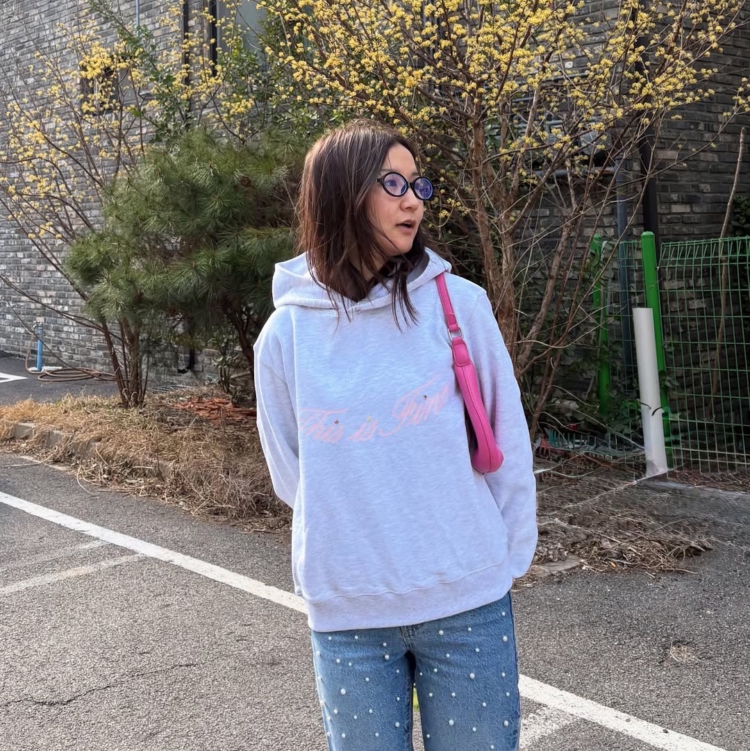 THIS IS FINE Standard Signature Hoodie Gray+Pink 착용 스타일 - 2