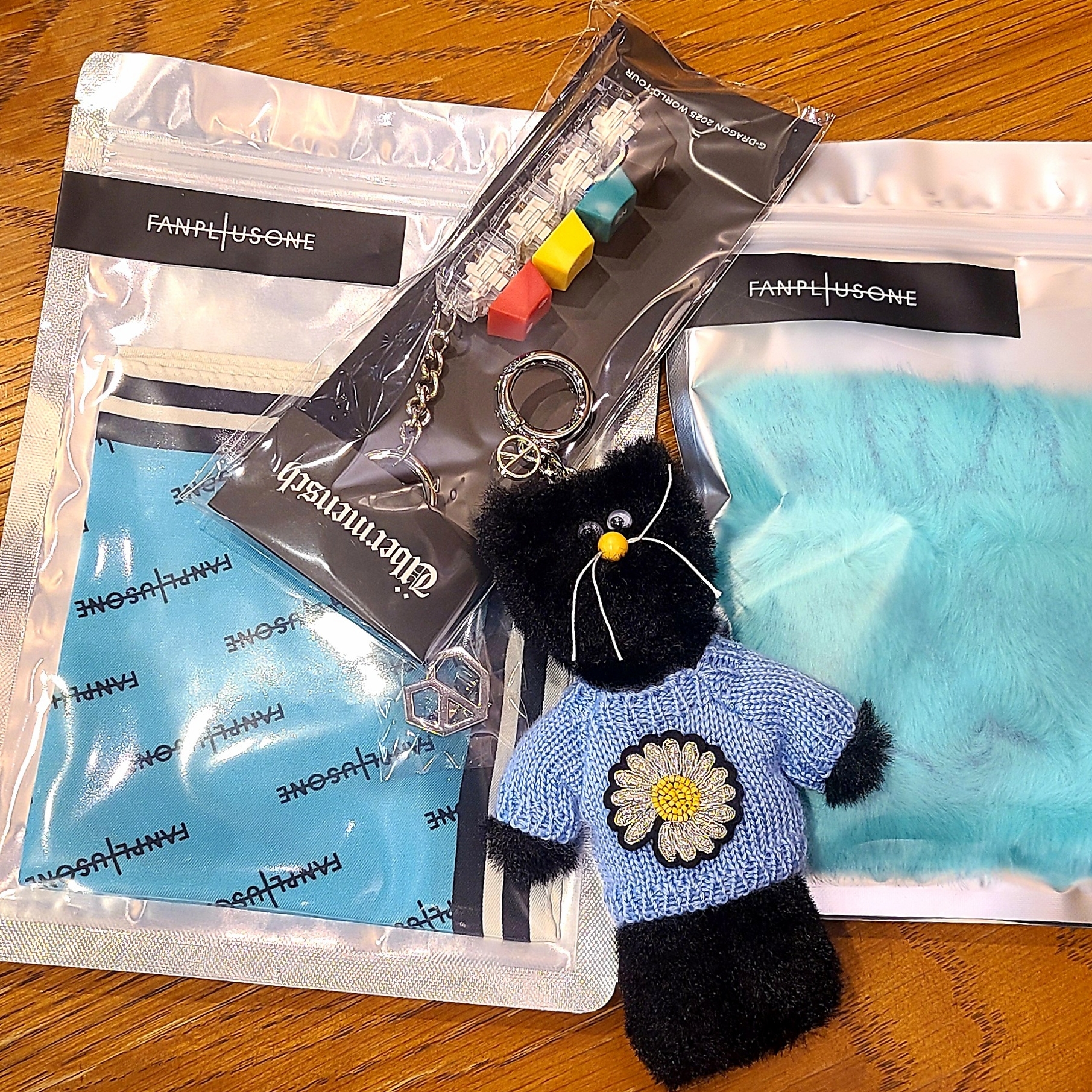 Monamhee x Peaceminusone Daihee Plush Keyring, G-DRAGON Ubermensch Keycap Keyring 착용 스타일