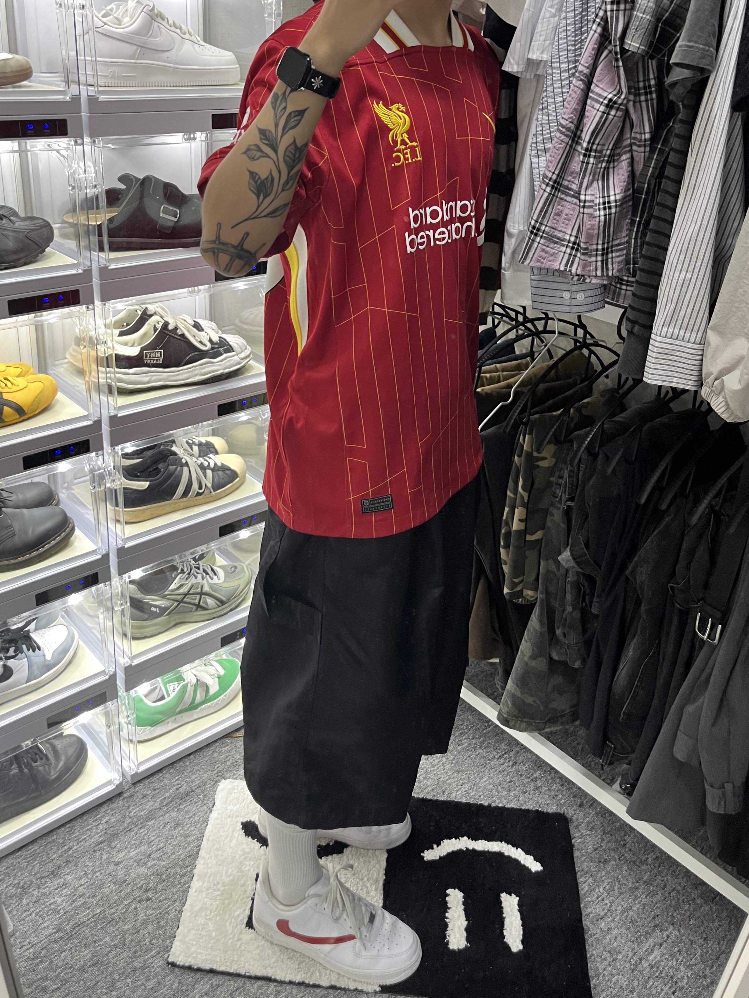 Nike Liverpool FC 2024/25 Dri-Fit Stadium Home Jersey Gym Red White Chrome Yellow (Non Marking Ver.), MJD x Koin Seoul Two Tuck Re-Nylon Wide Carpenter Bermuda Pants Black 착용 스타일 - 2