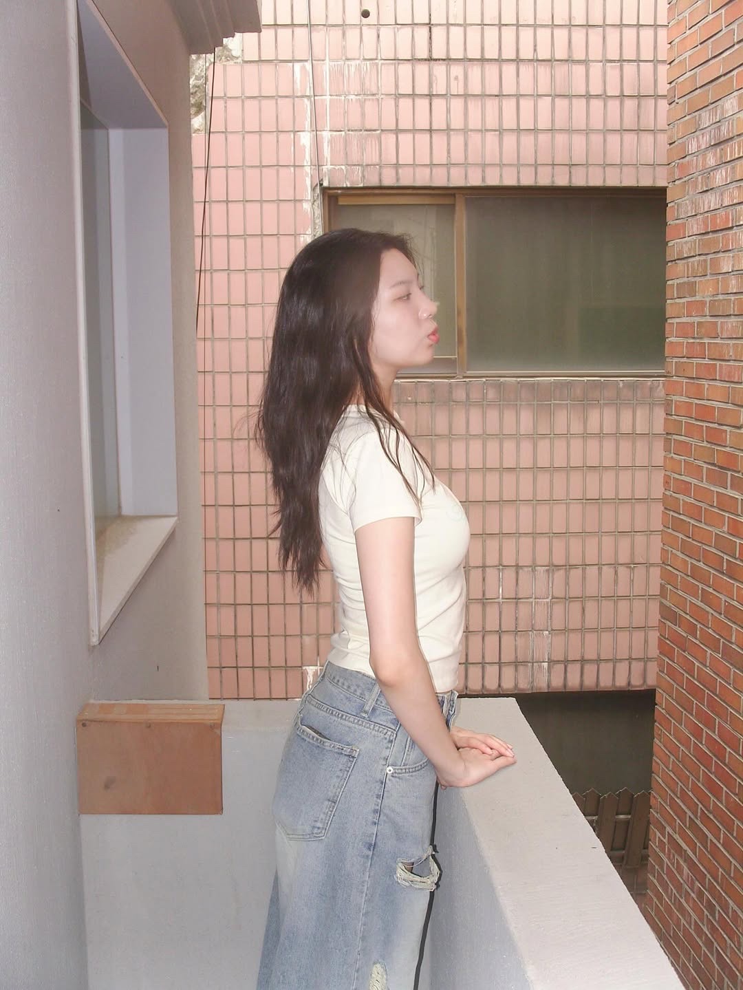THIS IS FINE Signature Ball Cap Black, THIS IS FINE Cropped Signature Tee Cream 착용 스타일 - 10