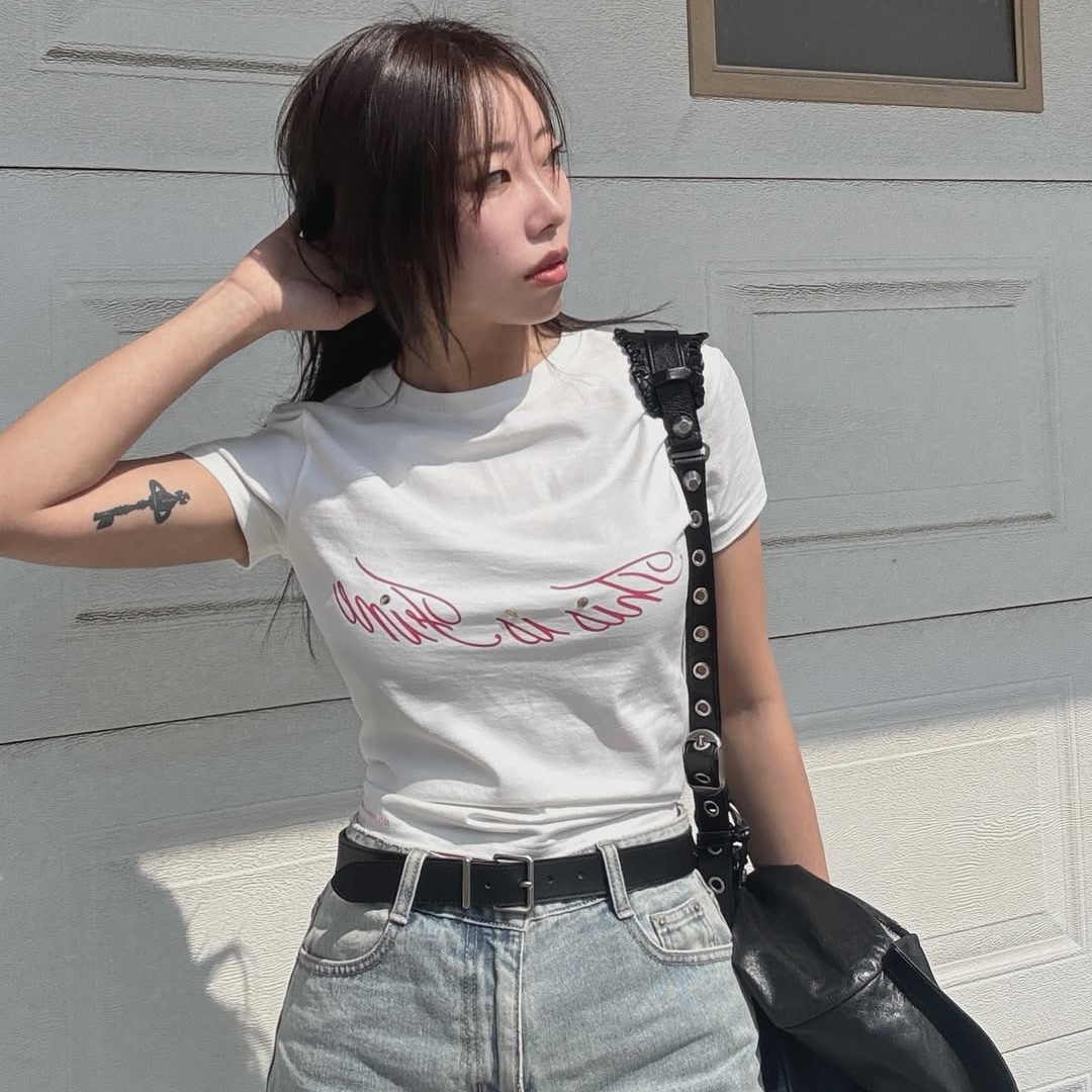 THIS IS FINE Cropped Signature Tee White 착용 스타일 - 3