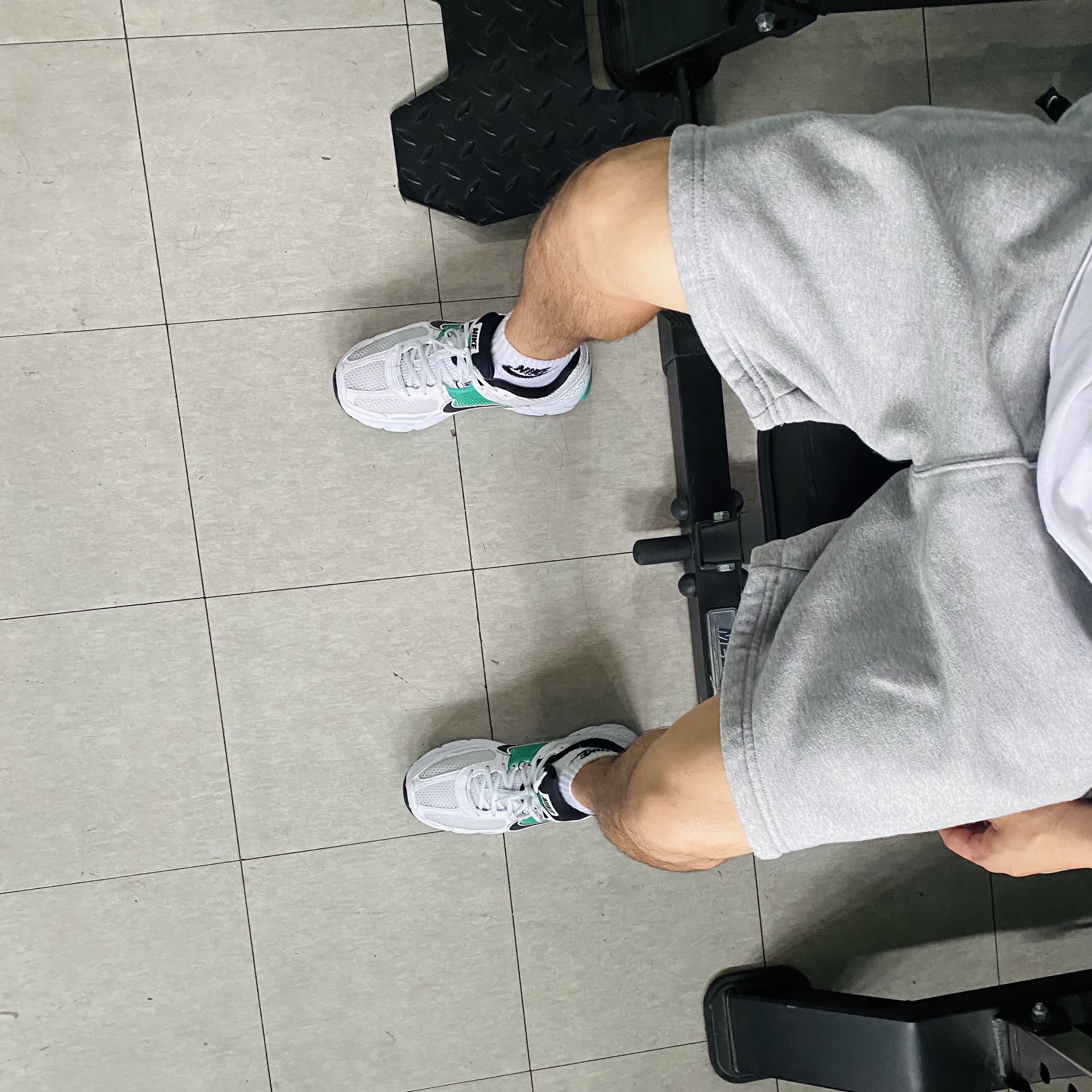 Nike NRG Solo Swoosh Fleece Shorts Dark Grey Heather - Asia 착용 스타일