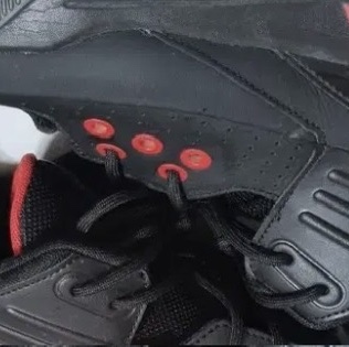 Jordan Max Aura 5 Black University Red 착용 스타일