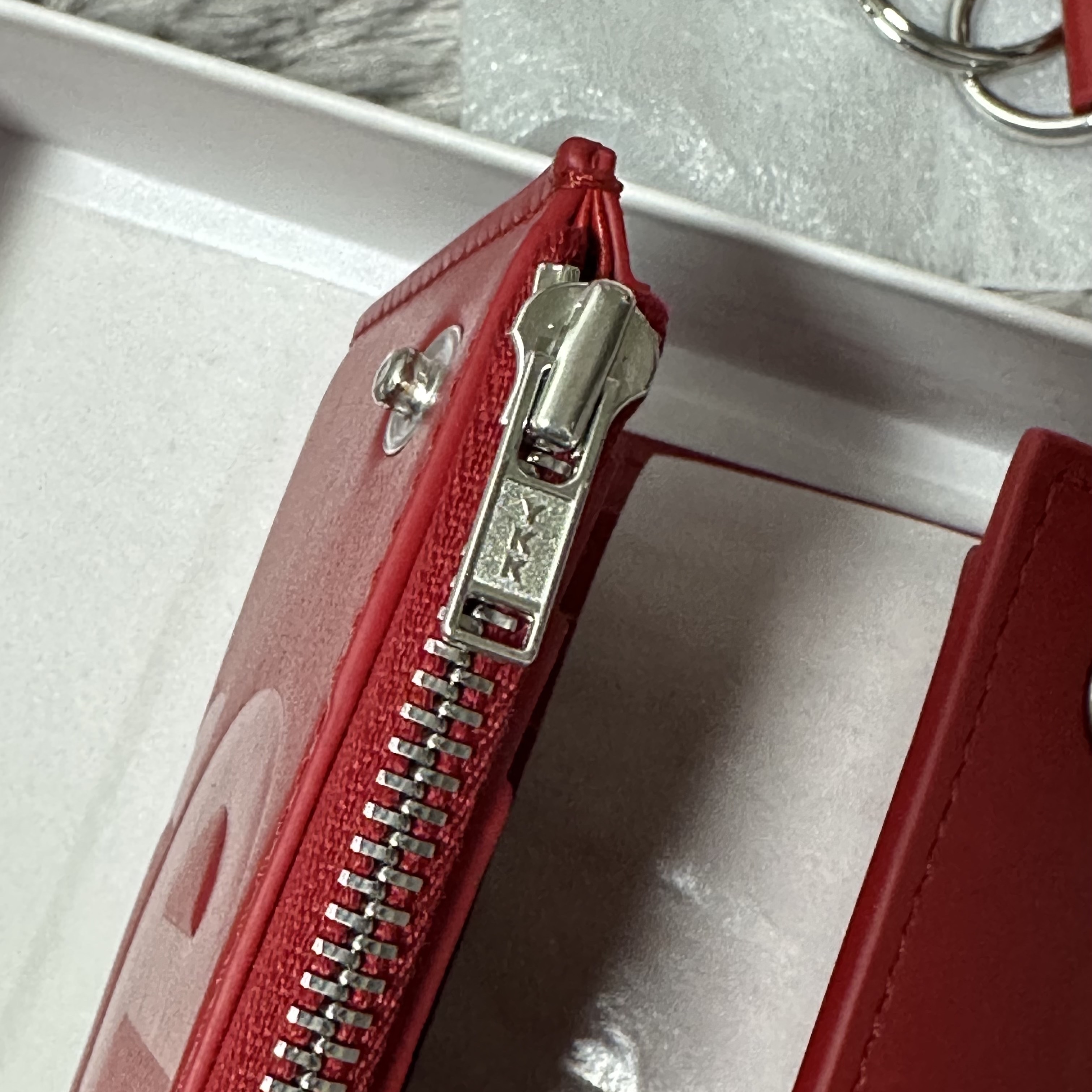 Supreme Leather Chain Wallet Red 착용 스타일 - 1