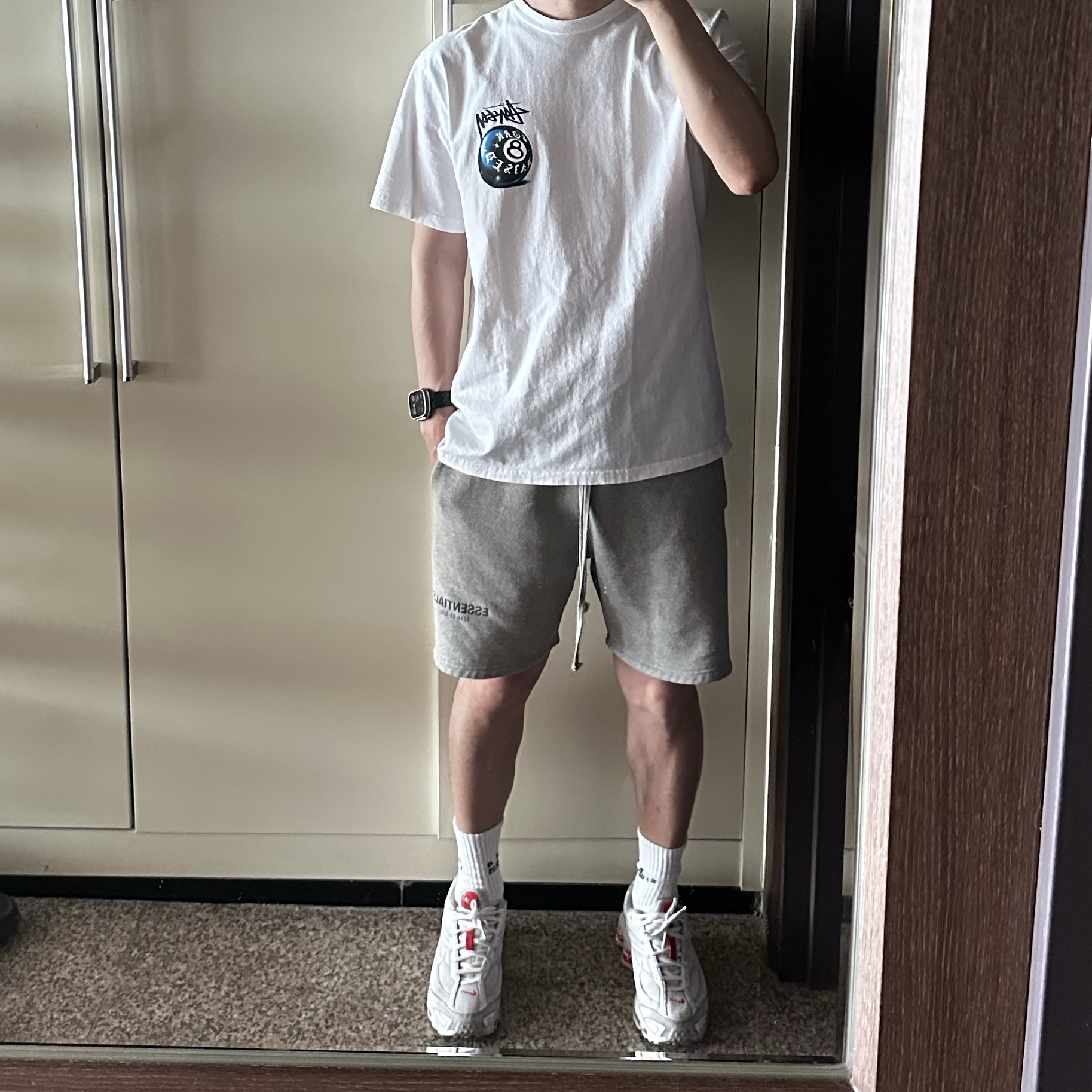 Stussy x Born X Raised 8 Ball T-Shirt White, Nike x Supreme Shox Ride 2 SP White 착용 스타일
