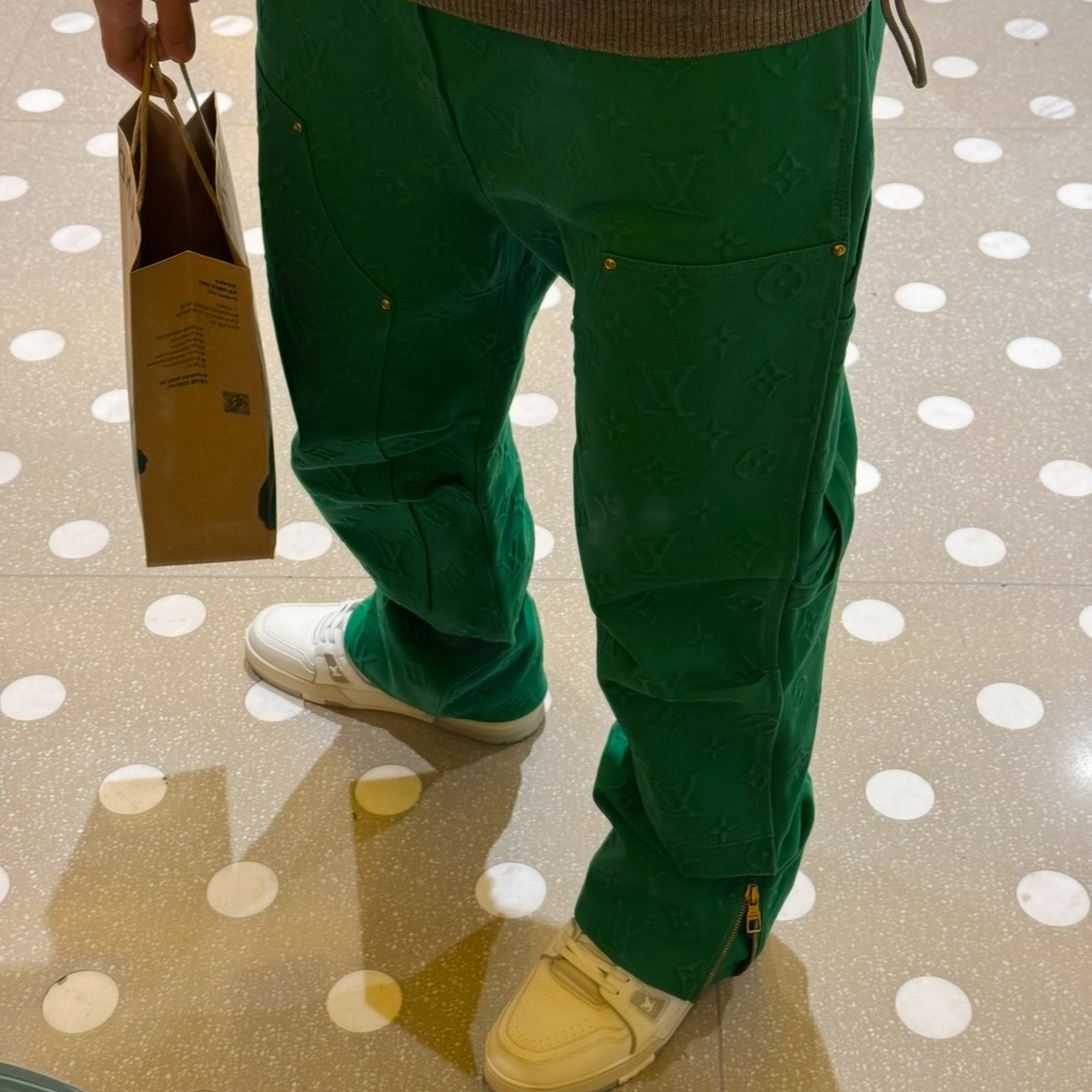 Louis Vuitton Workwear Denim Carpenter Pants Indigo, Louis Vuitton LV Trainer Sneakers White 착용 스타일