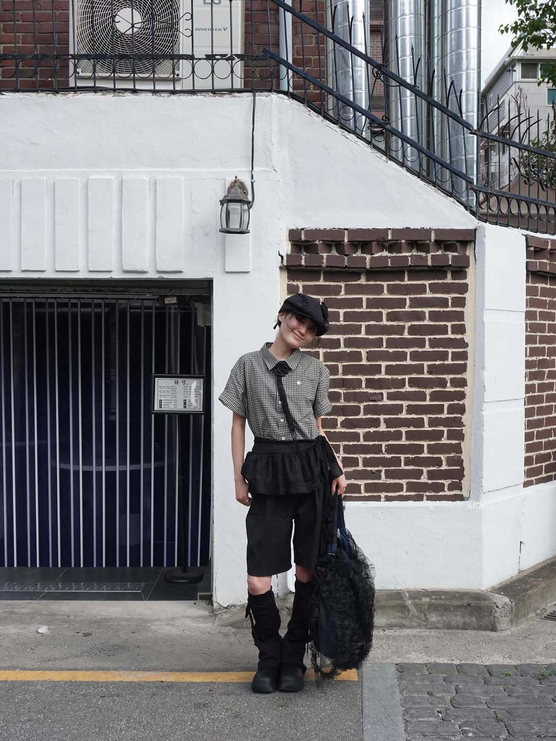SLOW RECORD HOUSE Logo Check Short Sleeve Shirt Black 착용 스타일 - 4