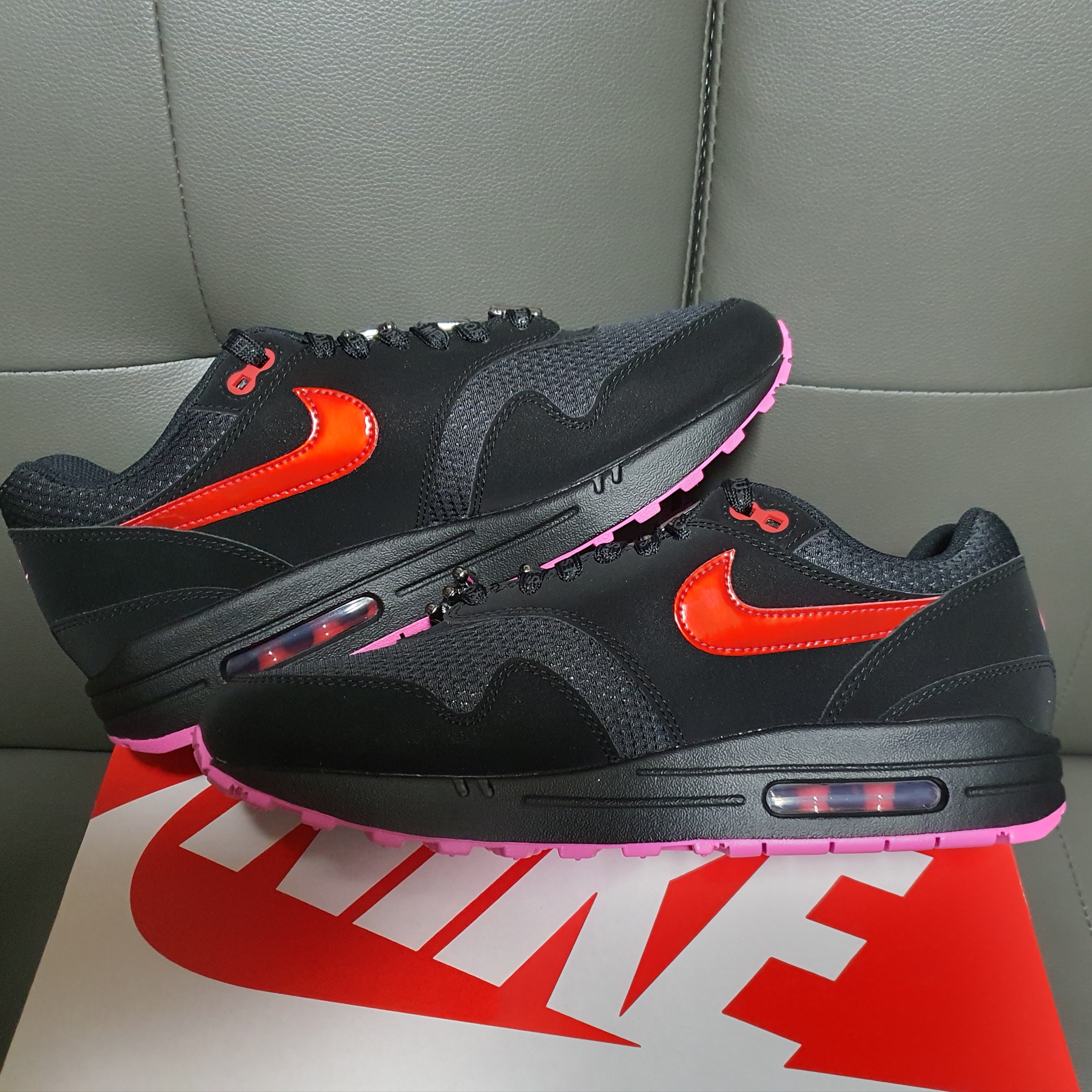 Nike Air Max 1 Premium Black and Playful Pink 착용 스타일