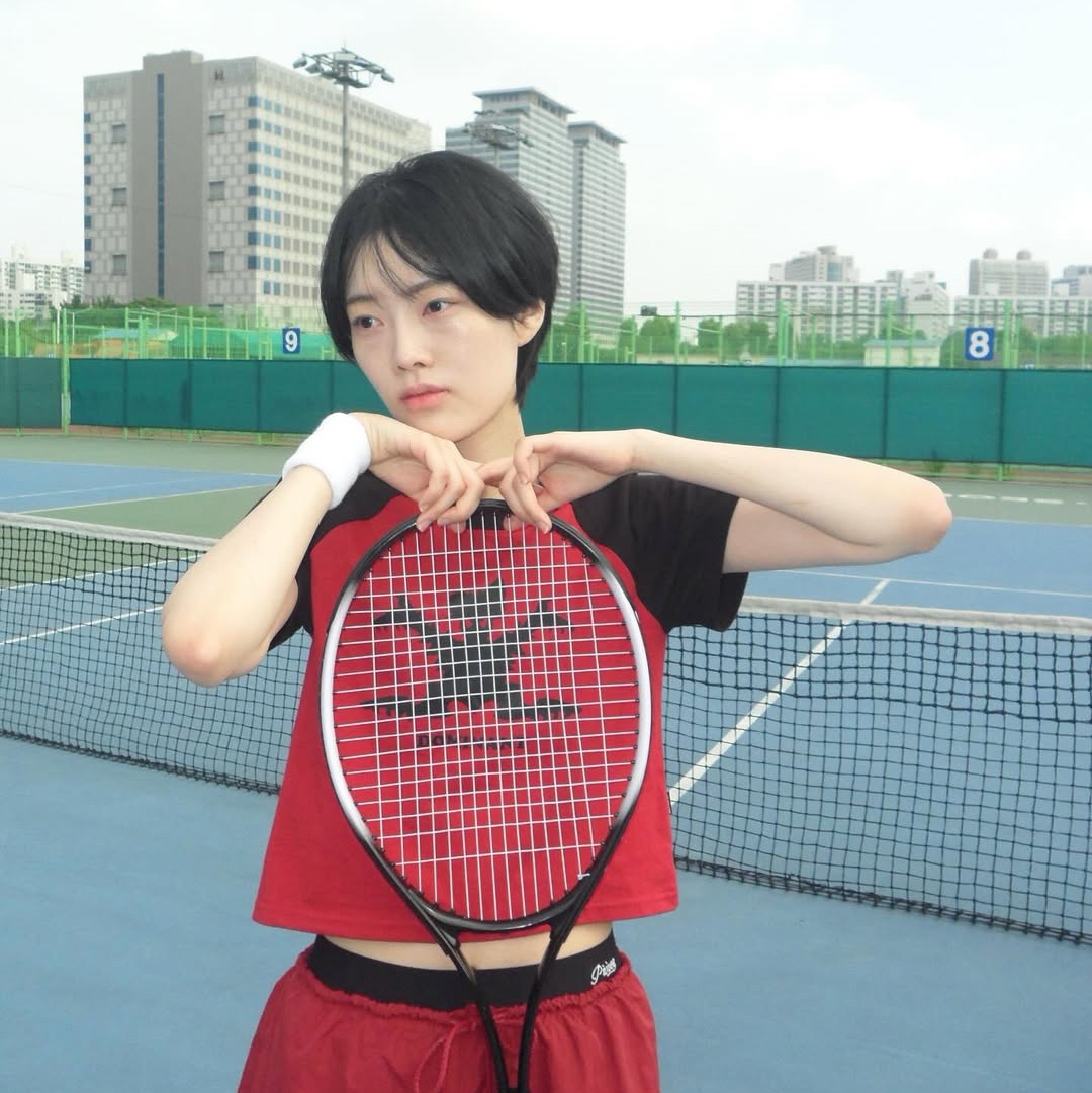 Dominant Bat Raglan Crop T-Shirt Red 착용 스타일 - 3