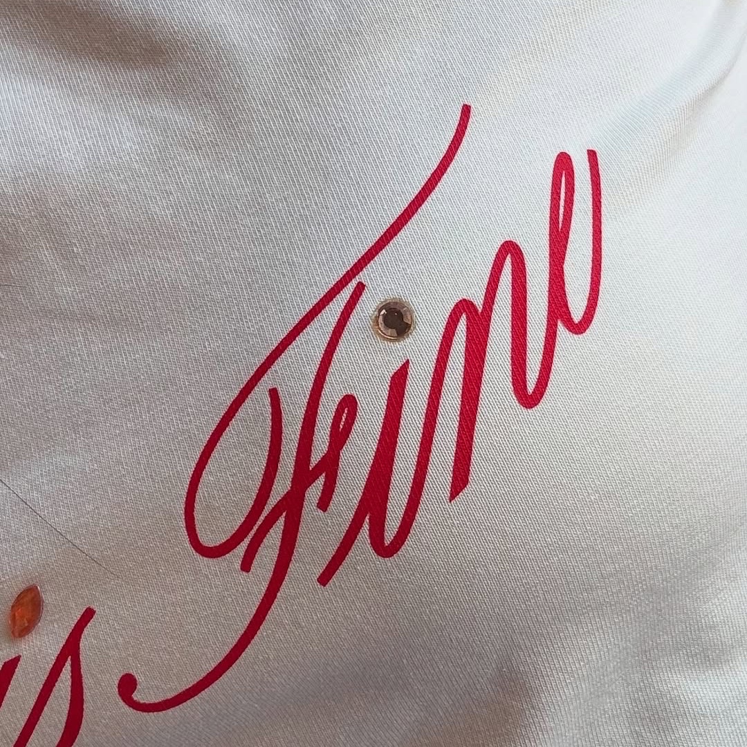 THIS IS FINE Cropped Signature Tee Yellow 착용 스타일 - 8
