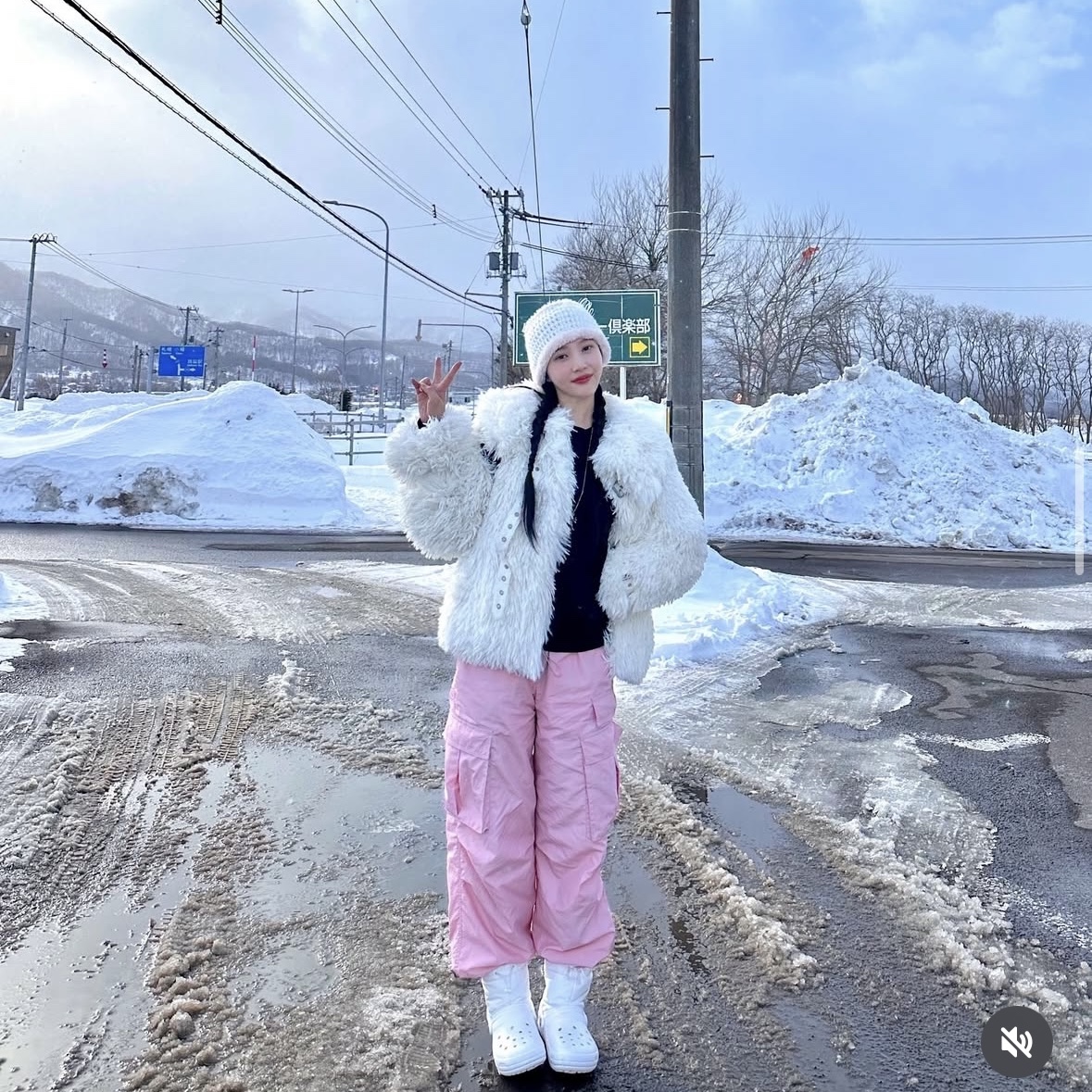 Crocs Classic Lined Neo Puff Boot White 착용 스타일 - 1
