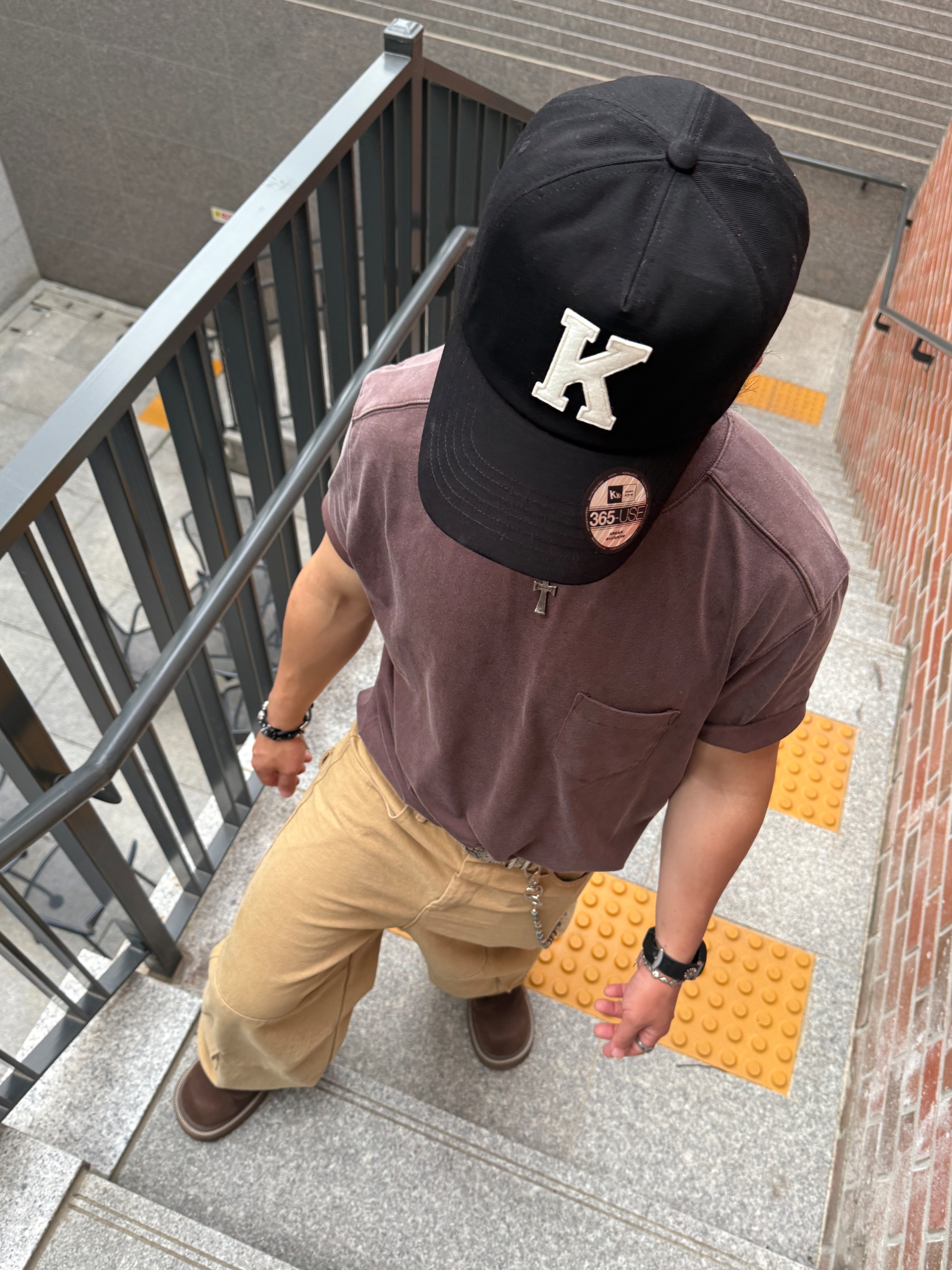 [KREAM 단독] Kamien x KOIN SEOUL K Logo Ball Cap Black, Kamien x KOIN SEOUL K Logo Ball Cap Black 착용 스타일 - 4