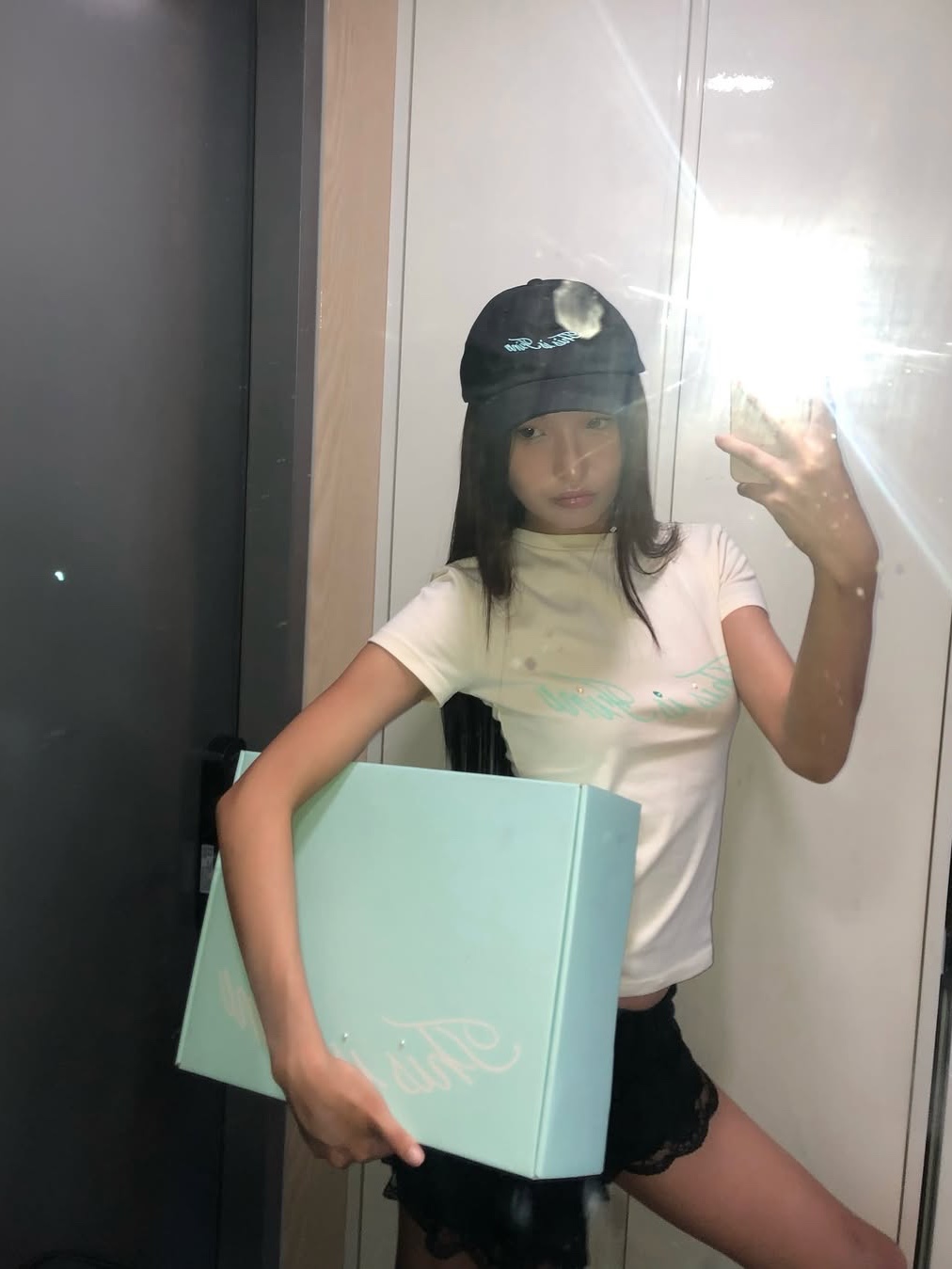 THIS IS FINE Signature Ball Cap Black, THIS IS FINE Cropped Signature Tee Cream 착용 스타일 - 2
