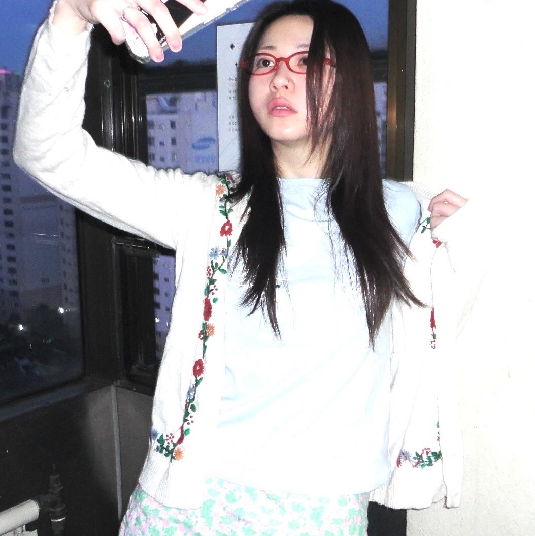 THIS IS FINE Cropped Signature Tee Sky 착용 스타일 - 4