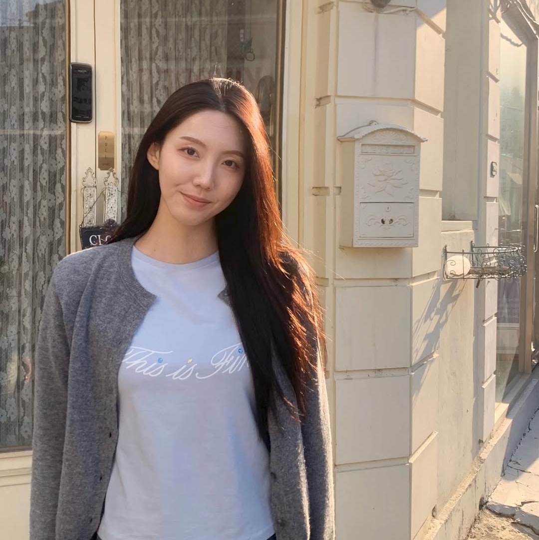 THIS IS FINE Cropped Signature Tee Sky 착용 스타일 - 2