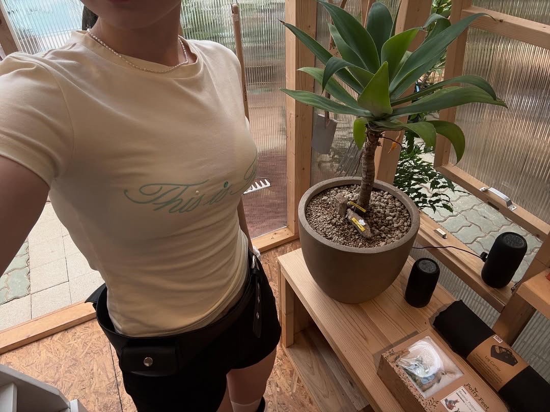 THIS IS FINE Cropped Signature Tee Cream, THIS IS FINE Signature Ball Cap Black 착용 스타일 - 7