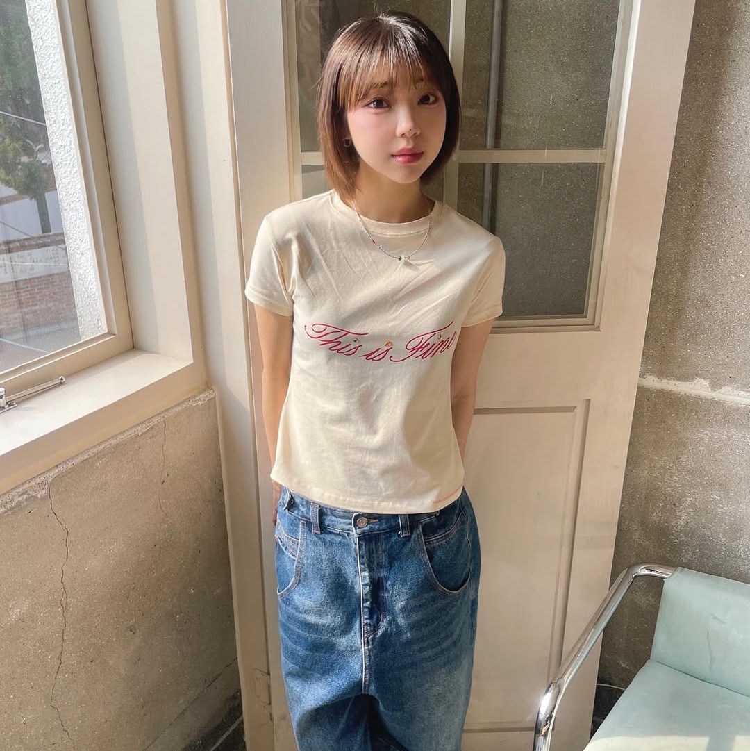 THIS IS FINE Cropped Signature Tee Yellow 착용 스타일 - 1
