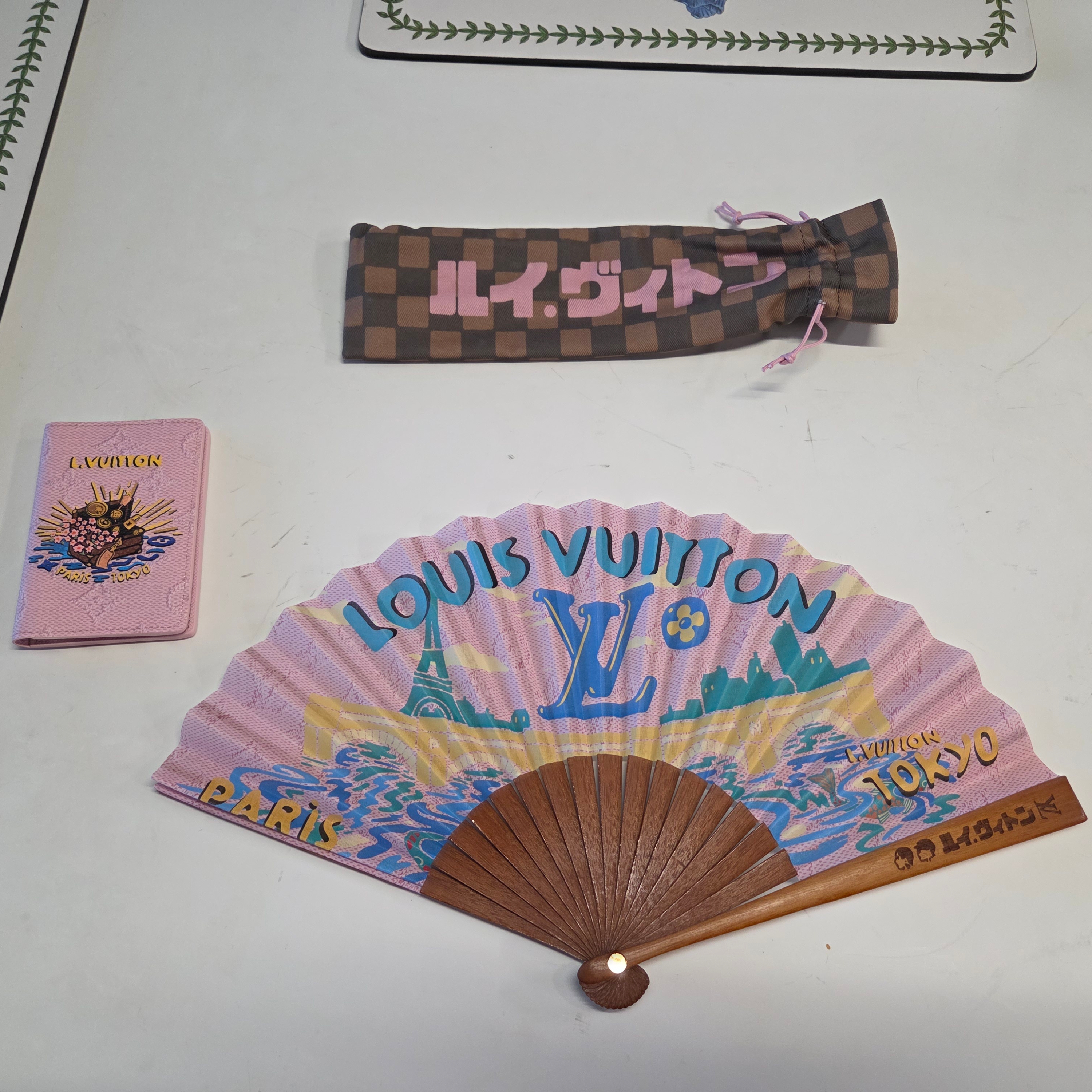 Louis Vuitton Pocket Organizer Pink 착용 스타일
