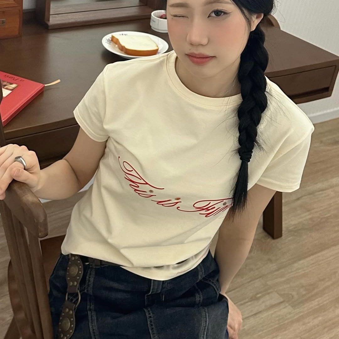THIS IS FINE Cropped Signature Tee Yellow 착용 스타일 - 3
