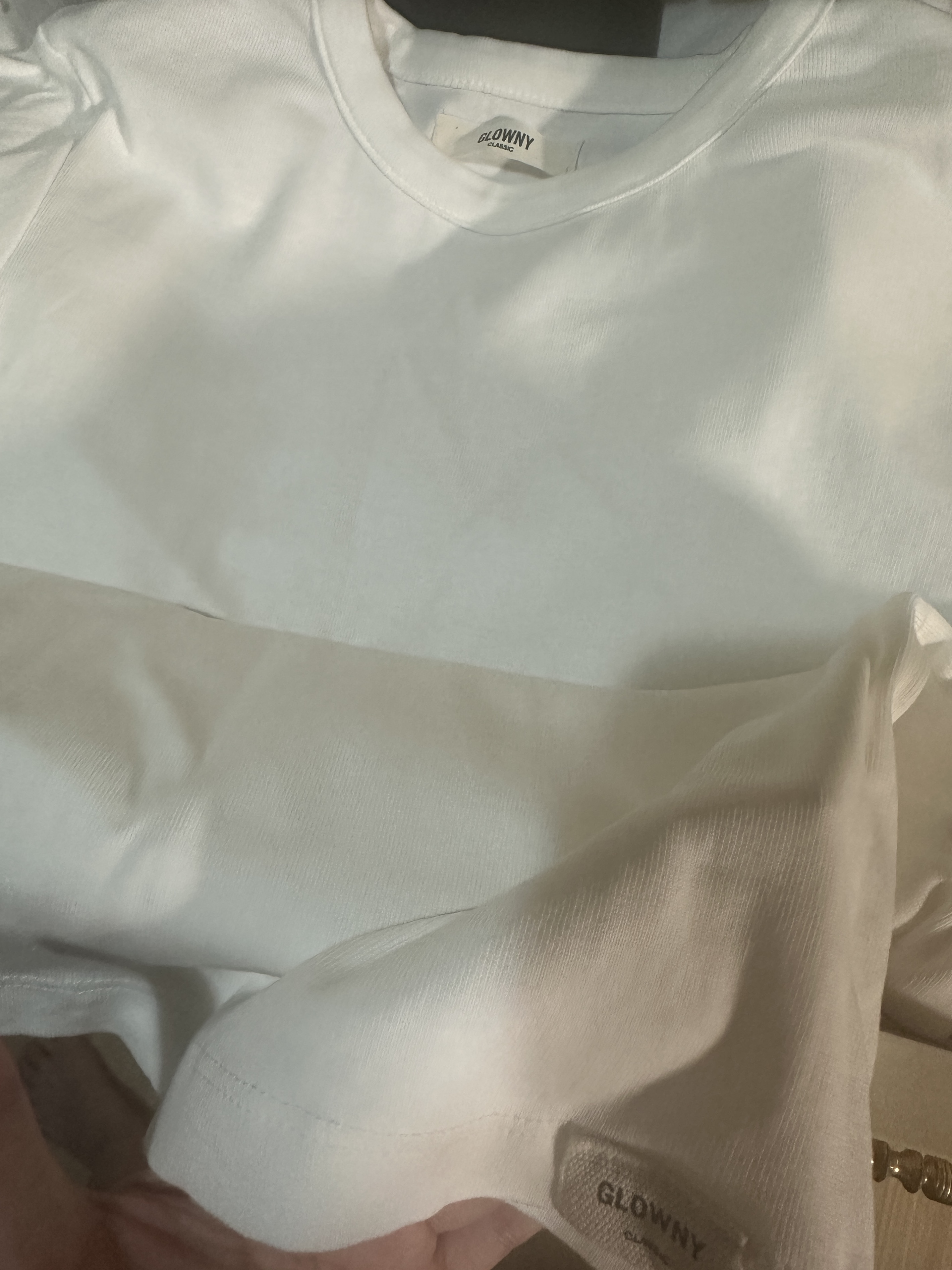 (W) Glowny G Classic Fitted T-Shirt White 착용 스타일