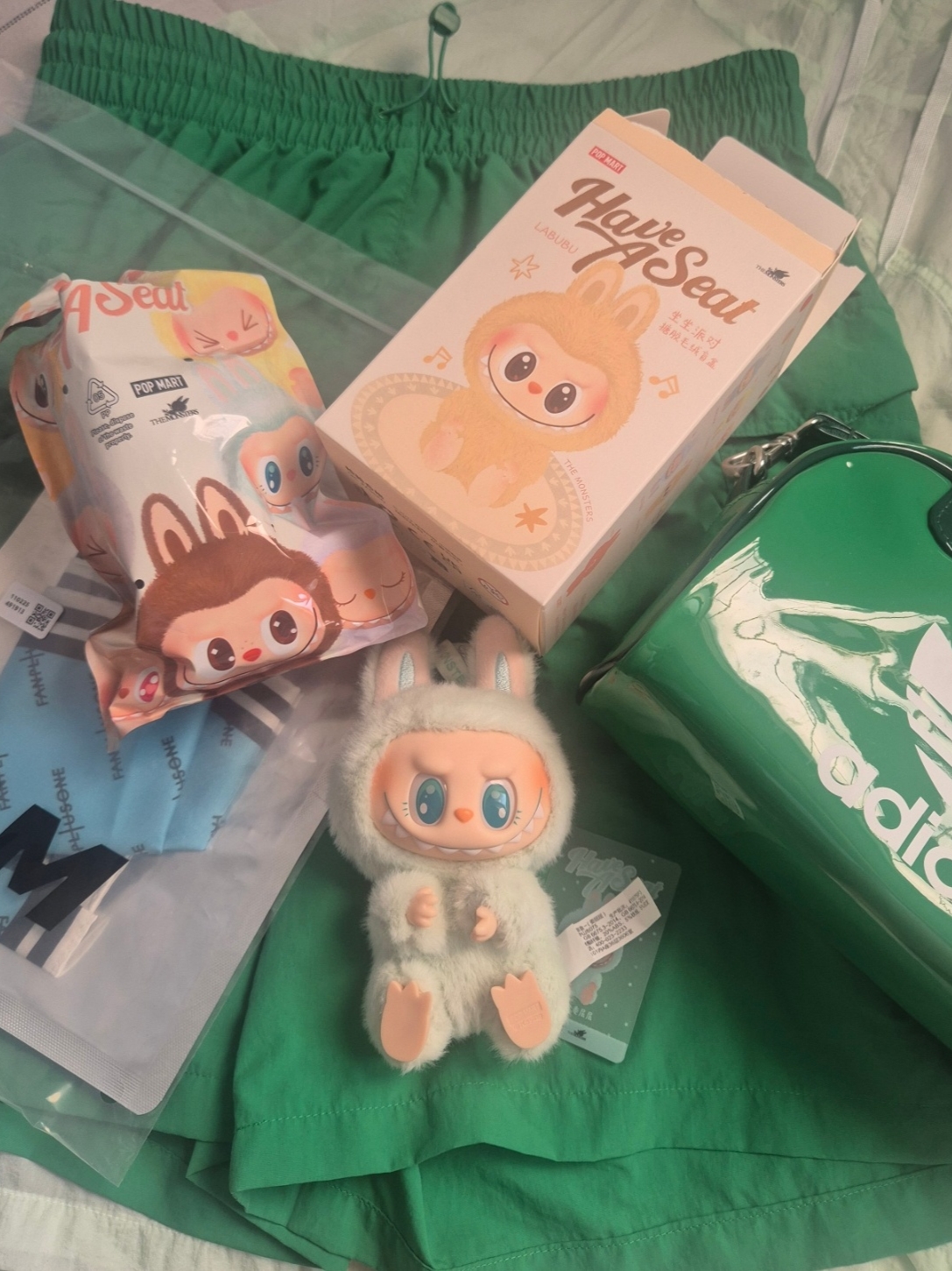 Pop Mart Labubu Let's Play Together Doll Series Ququ Keyring (Opened Case), Pop Mart Labubu Let's Play Together Doll Series Sealed Case (6 Blind Boxes) 착용 스타일
