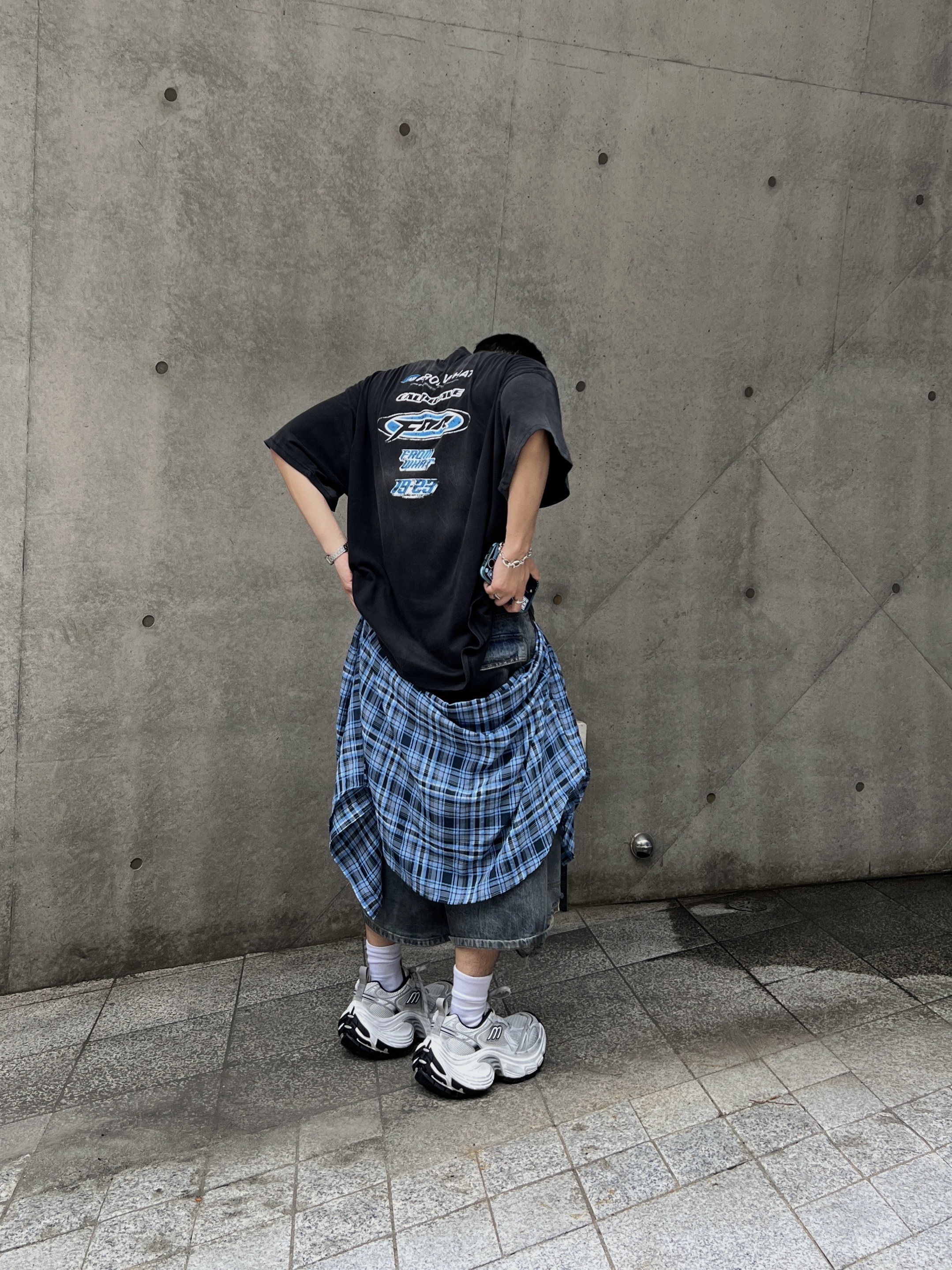 [더블적립]Farfromwhat Far Washed Logo T-Shirts Black 착용 스타일 - 2