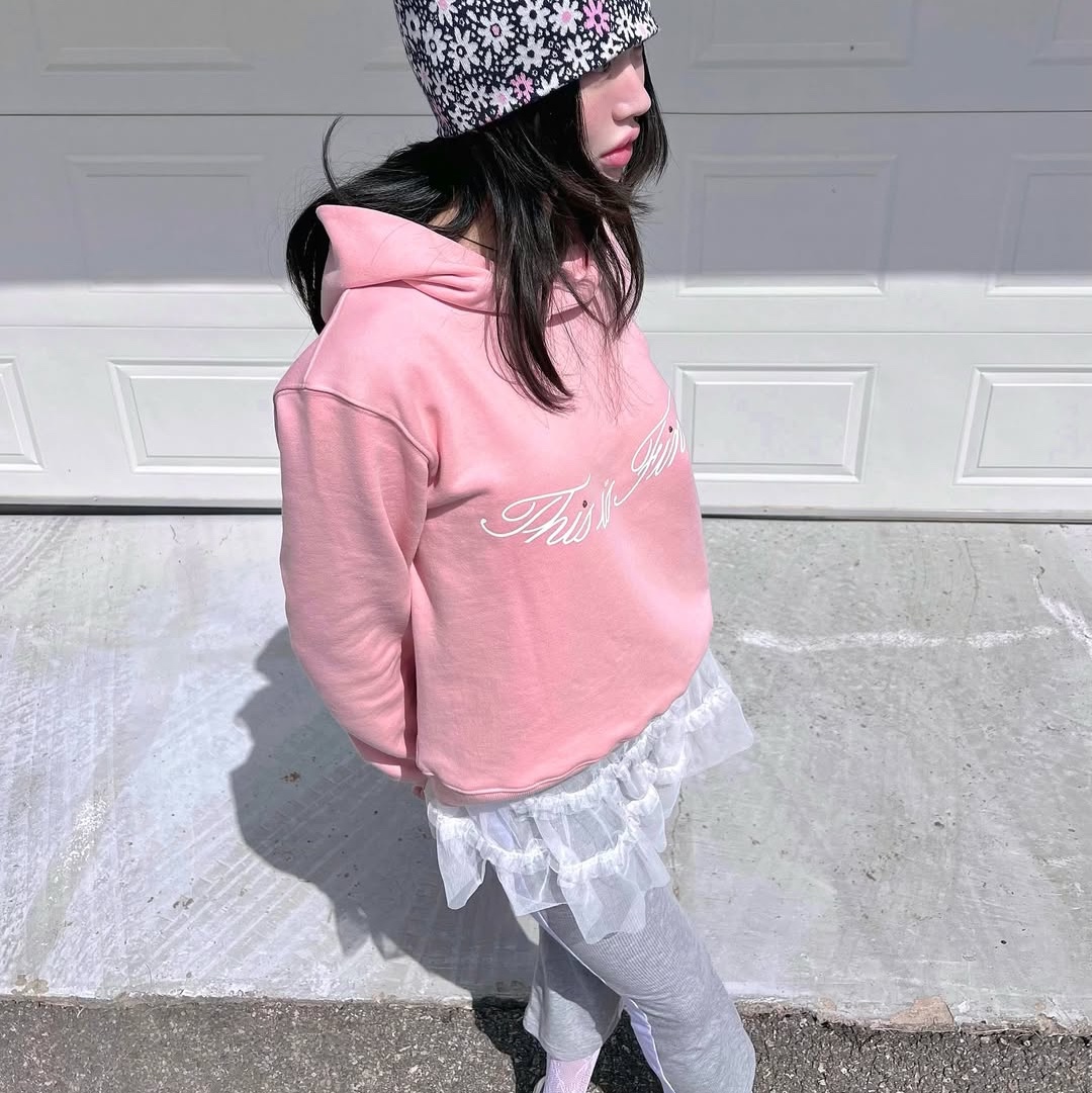 THIS IS FINE Standard Signature Hoodie Pink 착용 스타일 - 5