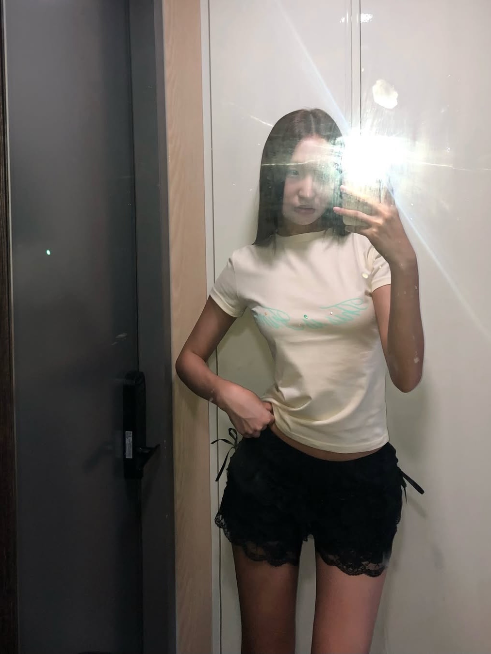 THIS IS FINE Signature Ball Cap Black, THIS IS FINE Cropped Signature Tee Cream 착용 스타일 - 5