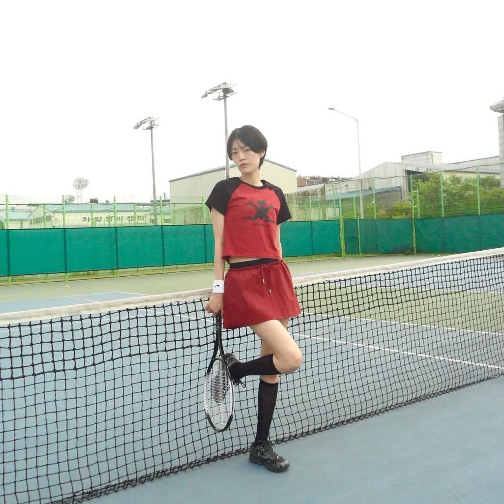 Dominant Bat Raglan Crop T-Shirt Red 착용 스타일 - 1