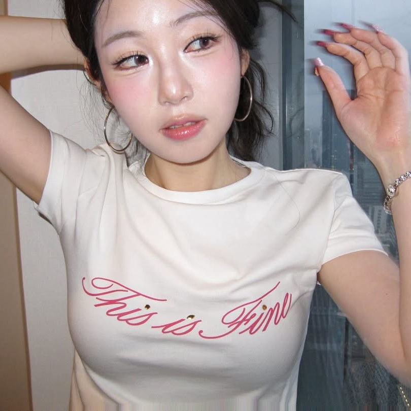 THIS IS FINE Cropped Signature Tee White 착용 스타일 - 2