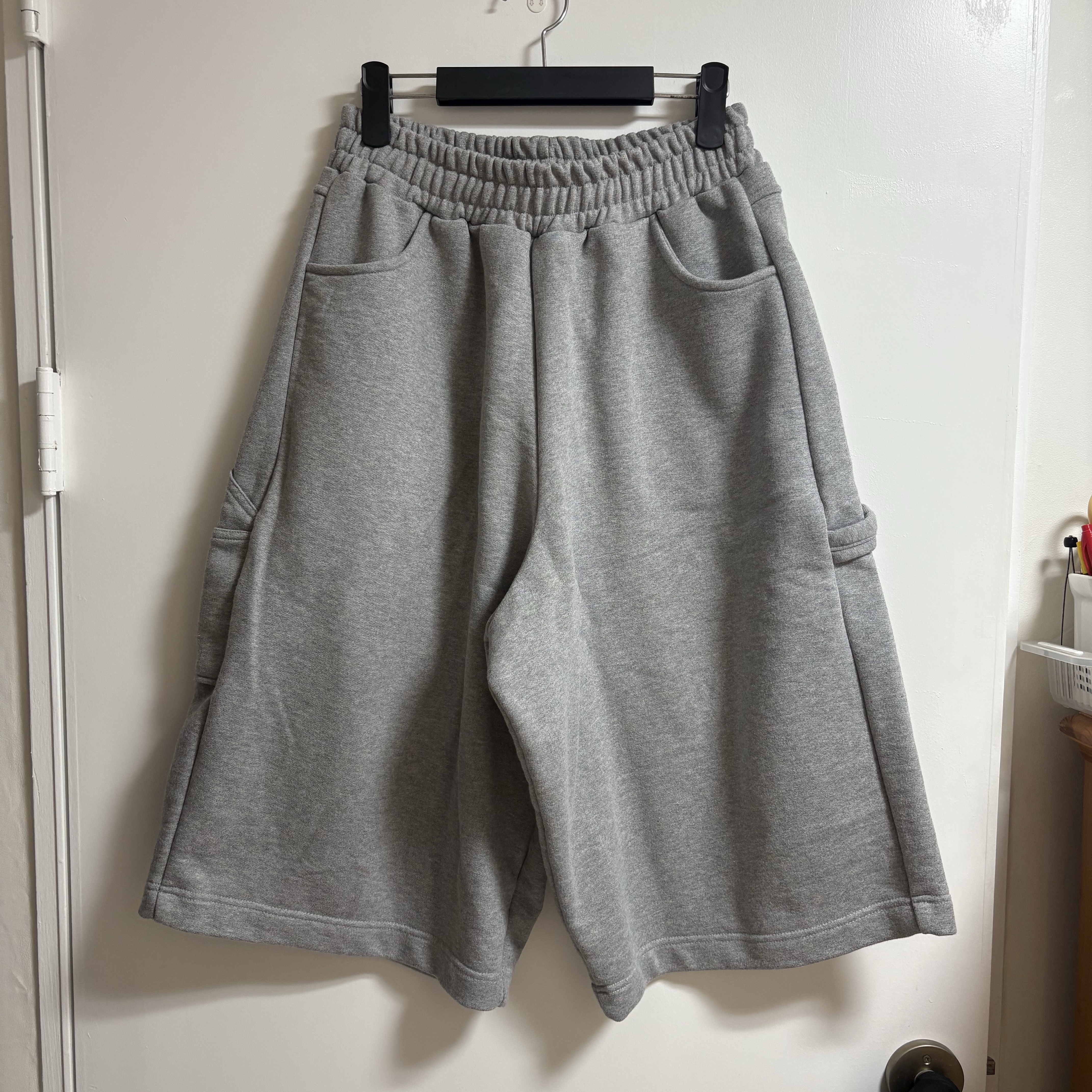 MJD Wide Carpenter Bermuda Pants Melange Grey 착용 스타일
