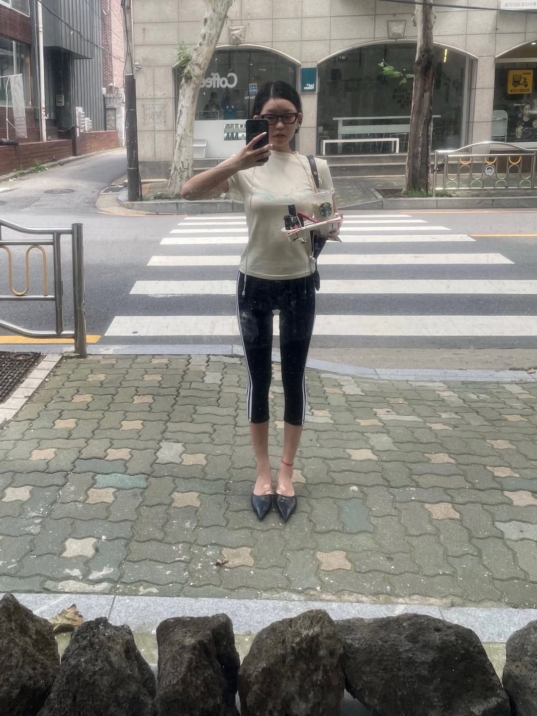 THIS IS FINE Cropped Signature Tee Cream 착용 스타일 - 2