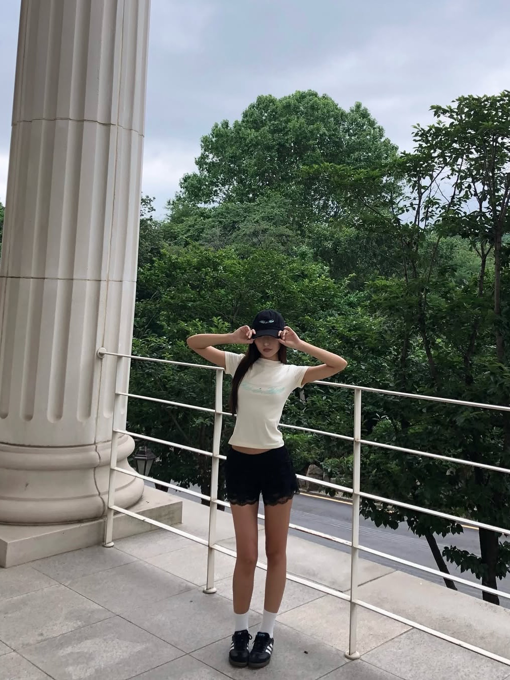 THIS IS FINE Signature Ball Cap Black, THIS IS FINE Cropped Signature Tee Cream 착용 스타일 - 6
