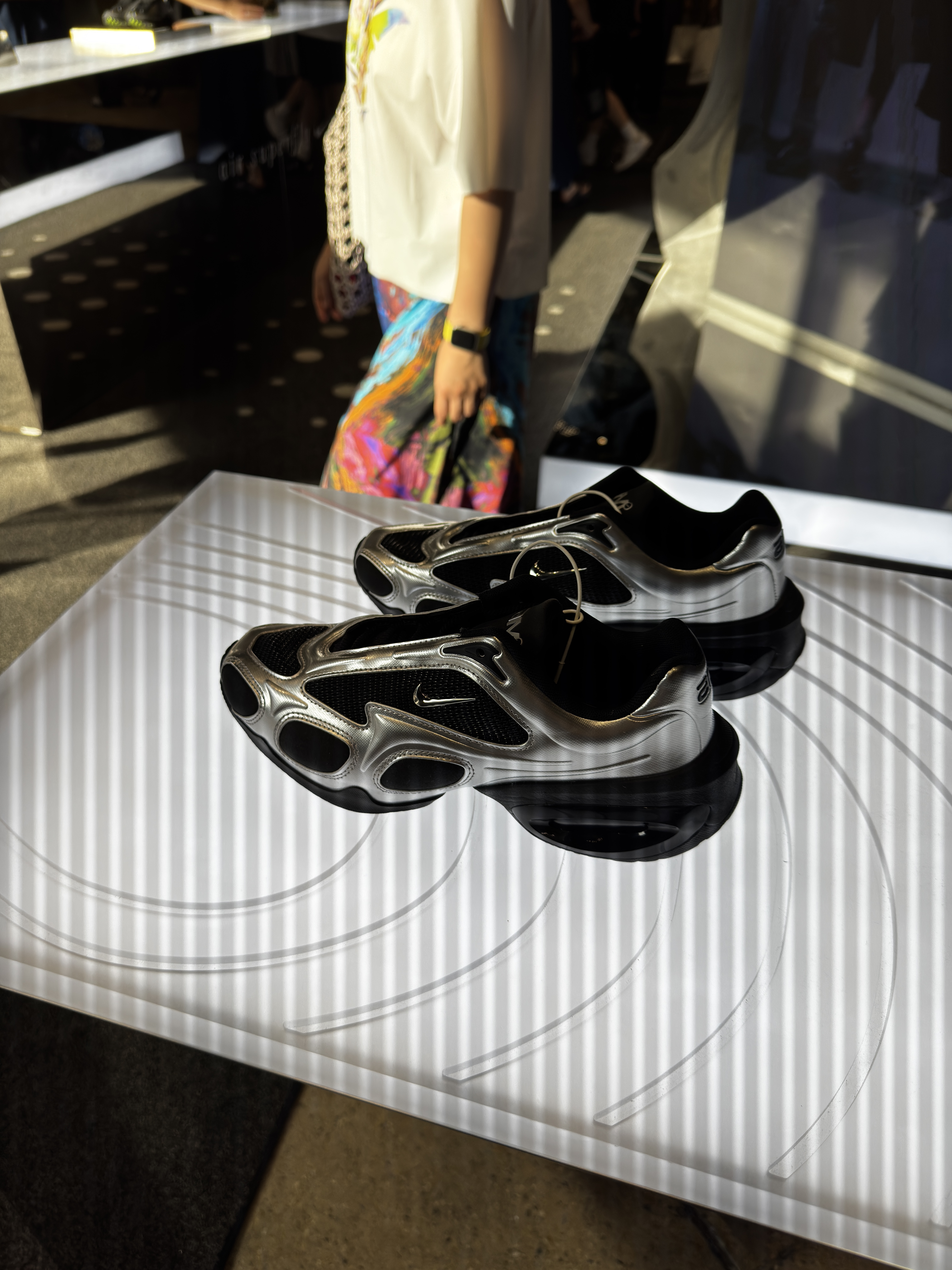 (W) Nike Air Max Muse Black and Metallic Silver 착용 스타일 - 2