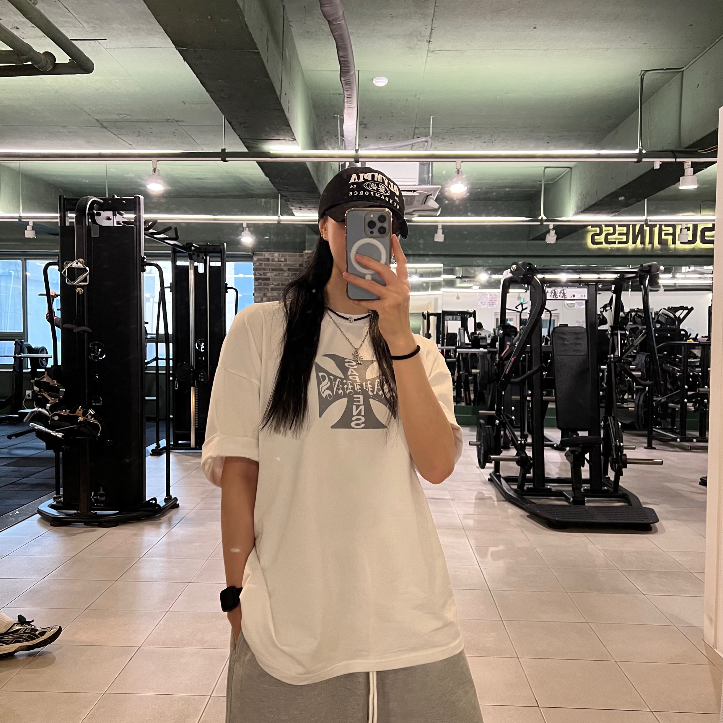 [KREAM 단독] Sapiens Neo Sapiens Over Fit Short Sleeves White, [KREAM 단독] Sapiens Engineered Over Fit Shorts Gray 착용 스타일 - 2