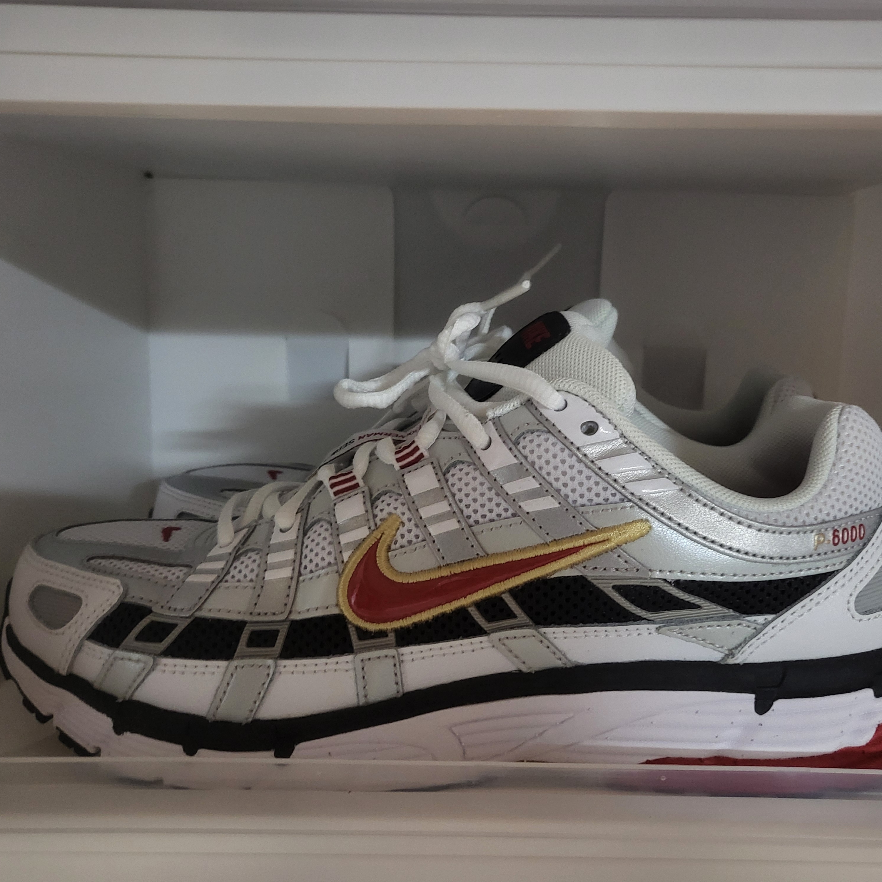 Nike P-6000 White Varsity Red 착용 스타일