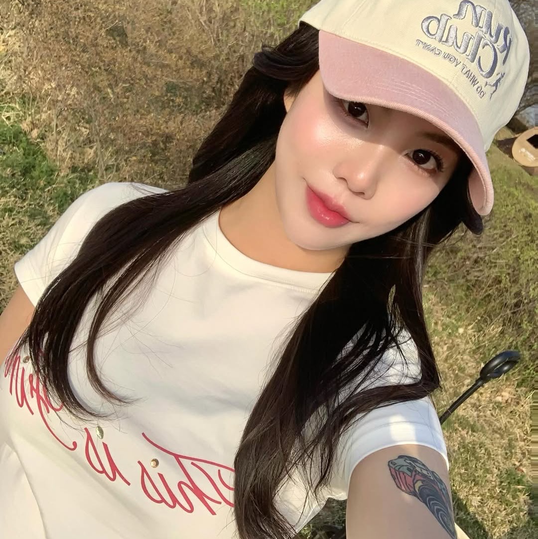 THIS IS FINE Cropped Signature Tee White 착용 스타일 - 5
