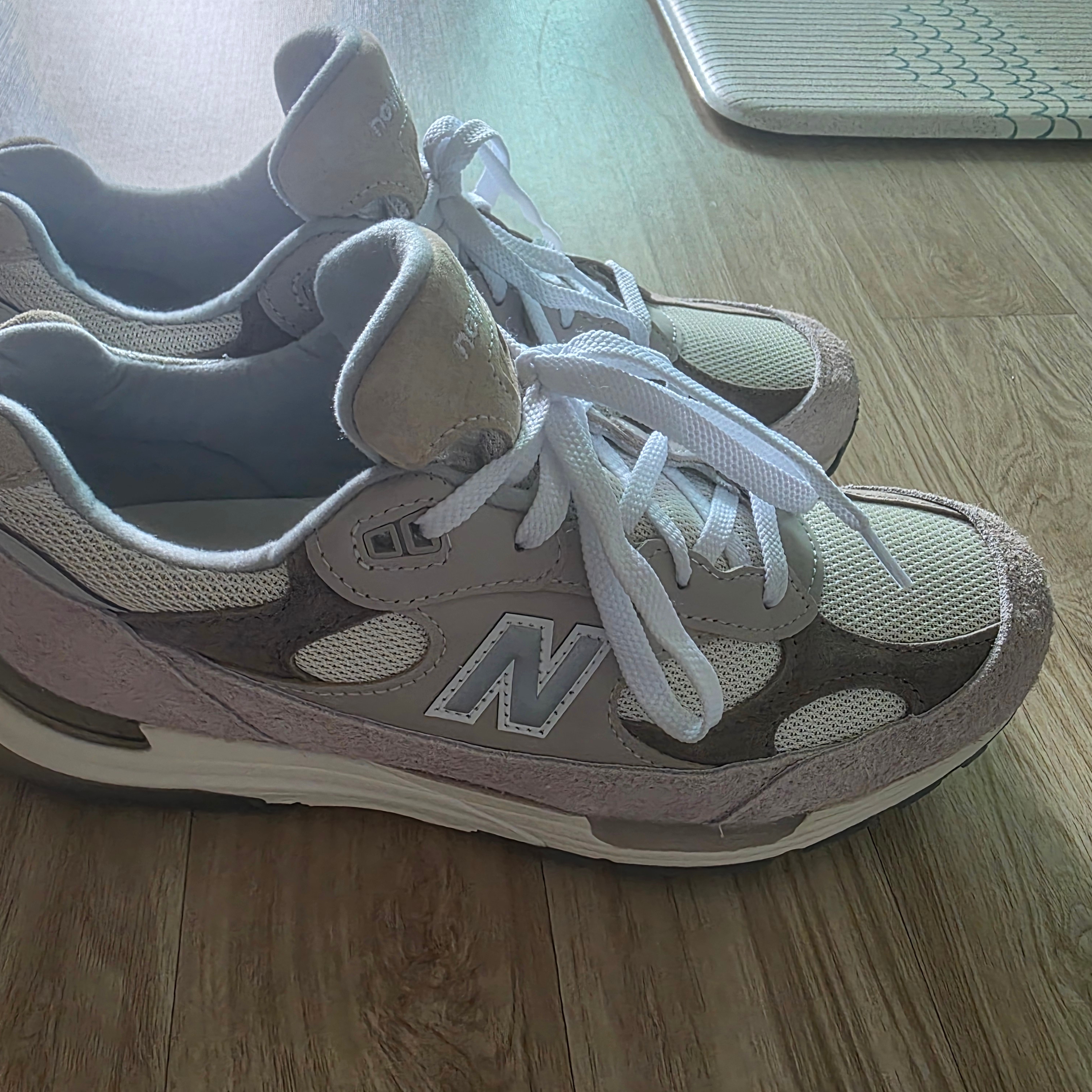 New Balance 992 Made in USA Moonrock Mushroom 착용 스타일 - 2