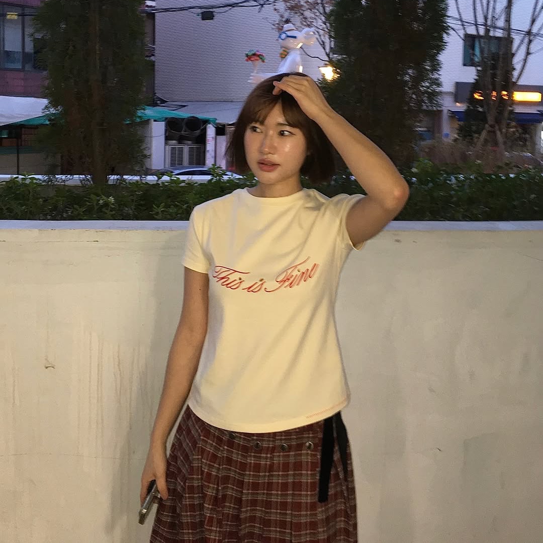 THIS IS FINE Cropped Signature Tee Yellow 착용 스타일 - 4
