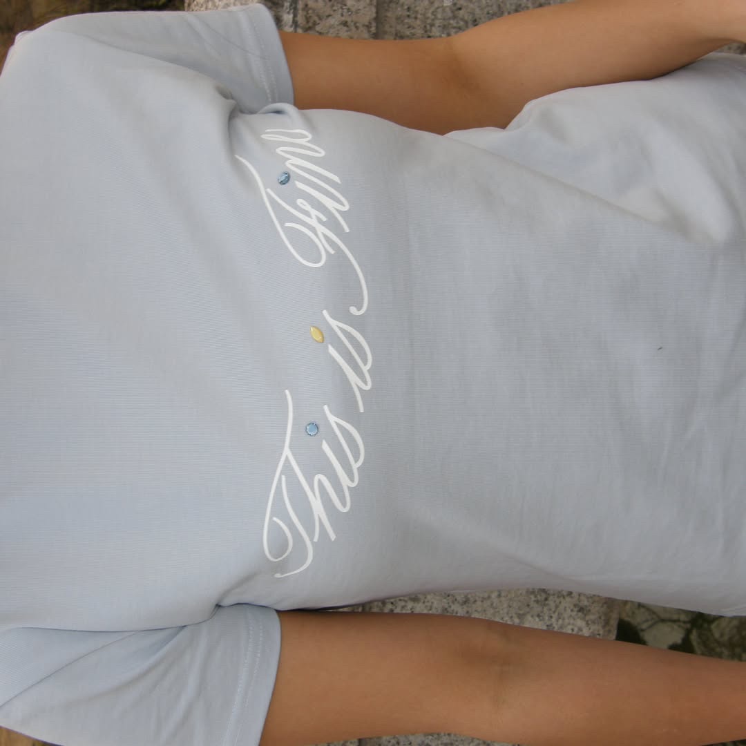 THIS IS FINE Cropped Signature Tee Sky 착용 스타일 - 6